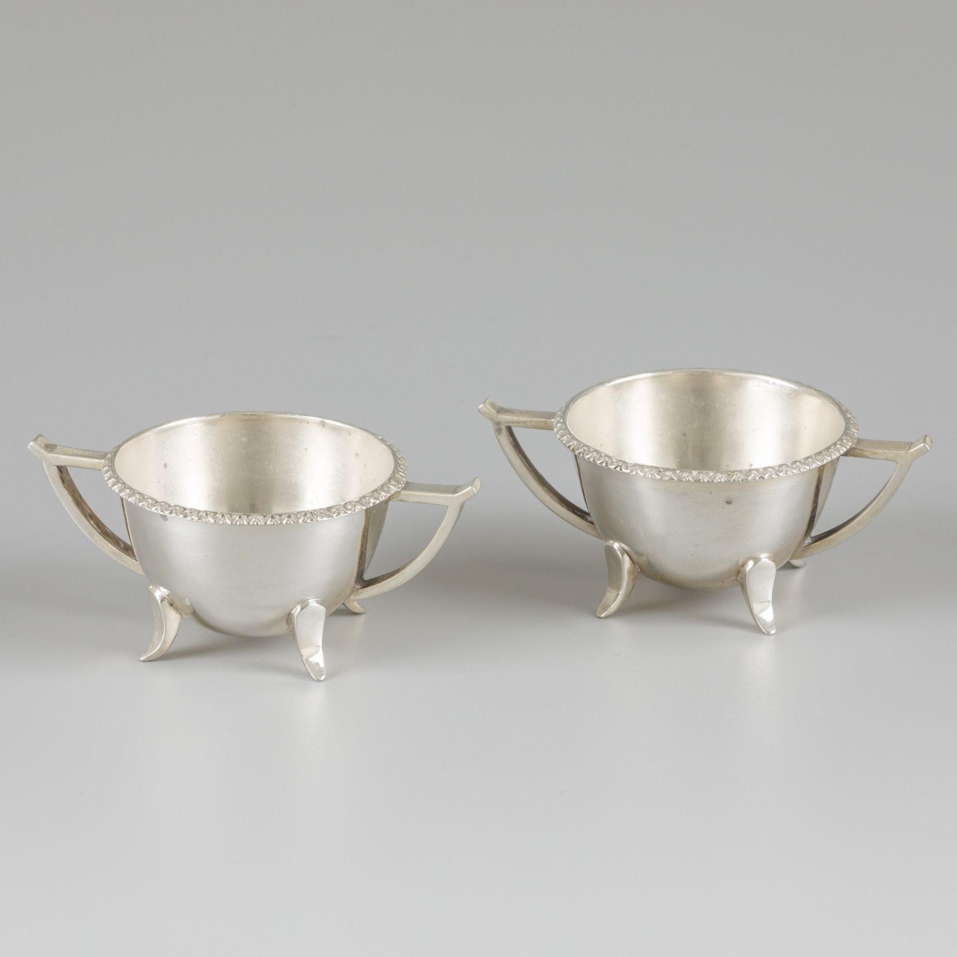 2-piece set of salt cellars silver. Doté d'un fond convexe et de pattes et oreil&hellip;