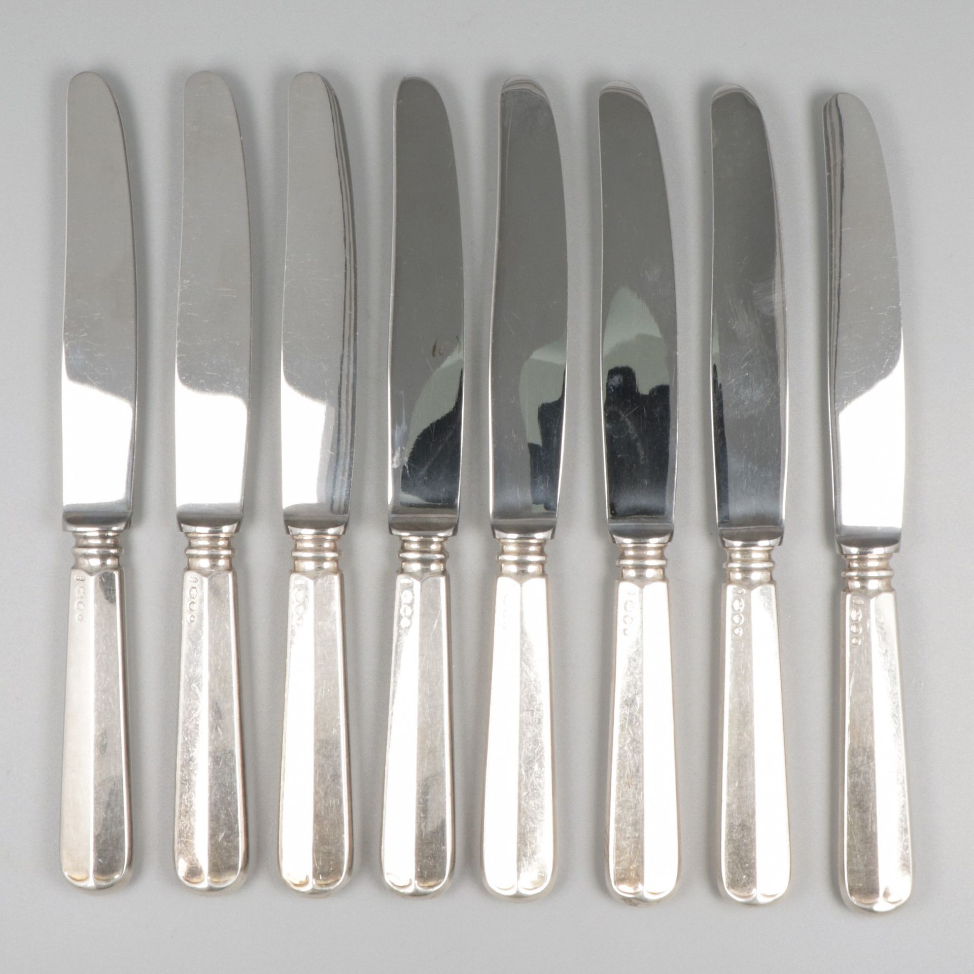 8-piece set of knives ''Haags Lofje'' silver. ''Haags Lofje''. Poignées remplies&hellip;