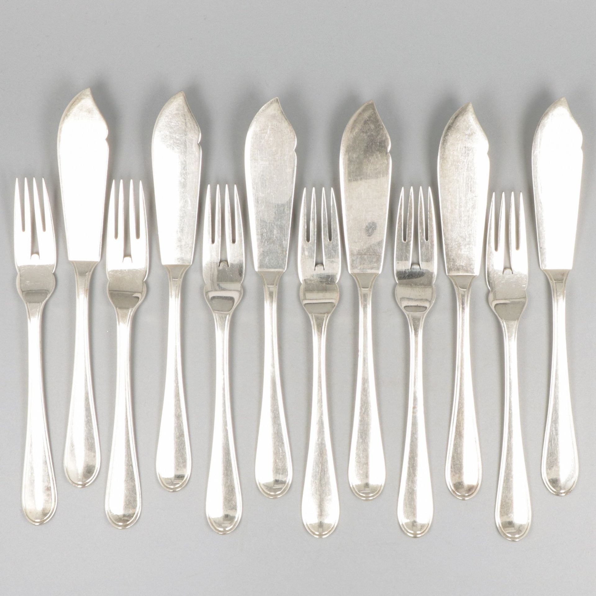 12-piece set of silver fish cutlery. "Hollands Rondfilet "或荷兰圆形锉刀。荷兰，阿姆斯特丹/海牙，H.&hellip;