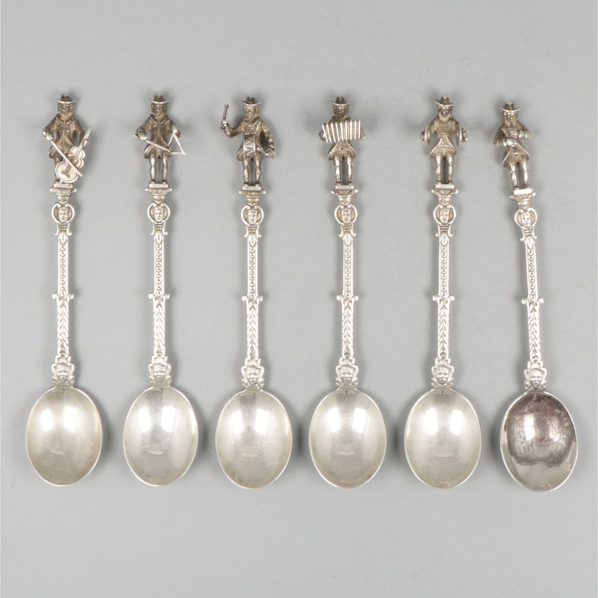 6-piece set of silver teaspoons. Gekrönt mit geformten Musikern. Niederlande, Sc&hellip;