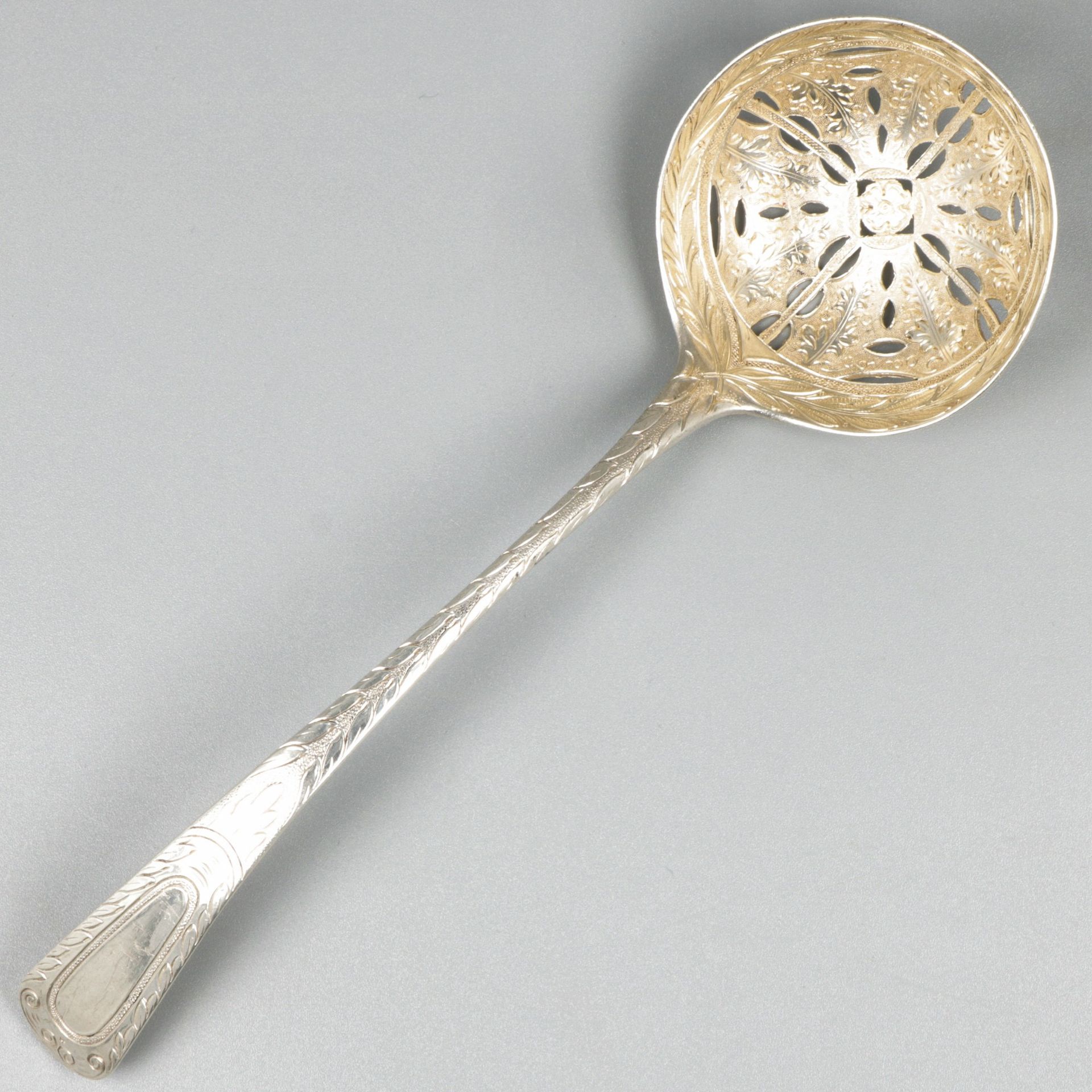 Sprinkler spoon silver. Belle exécution avec décors gravés et partiellement doré&hellip;