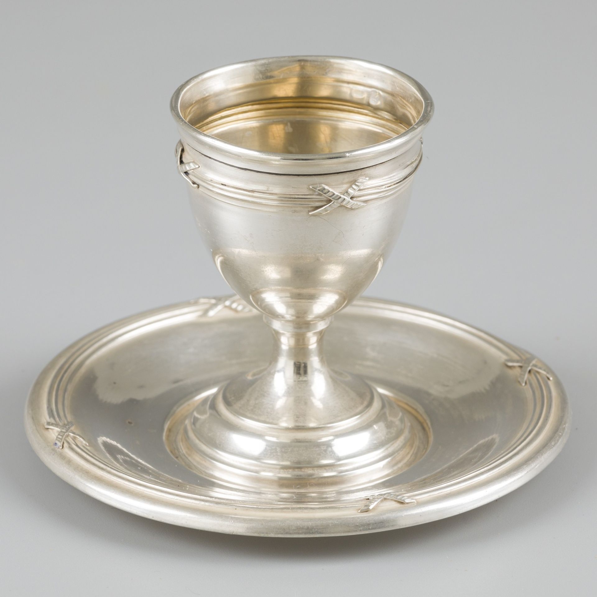 Egg cup on saucer, silver. 美丽的蛋杯和茶盘模型（1件）。带芦苇和丝带。比利时？，20世纪，标记：未知的制造商标记，800 -轻微的磨&hellip;