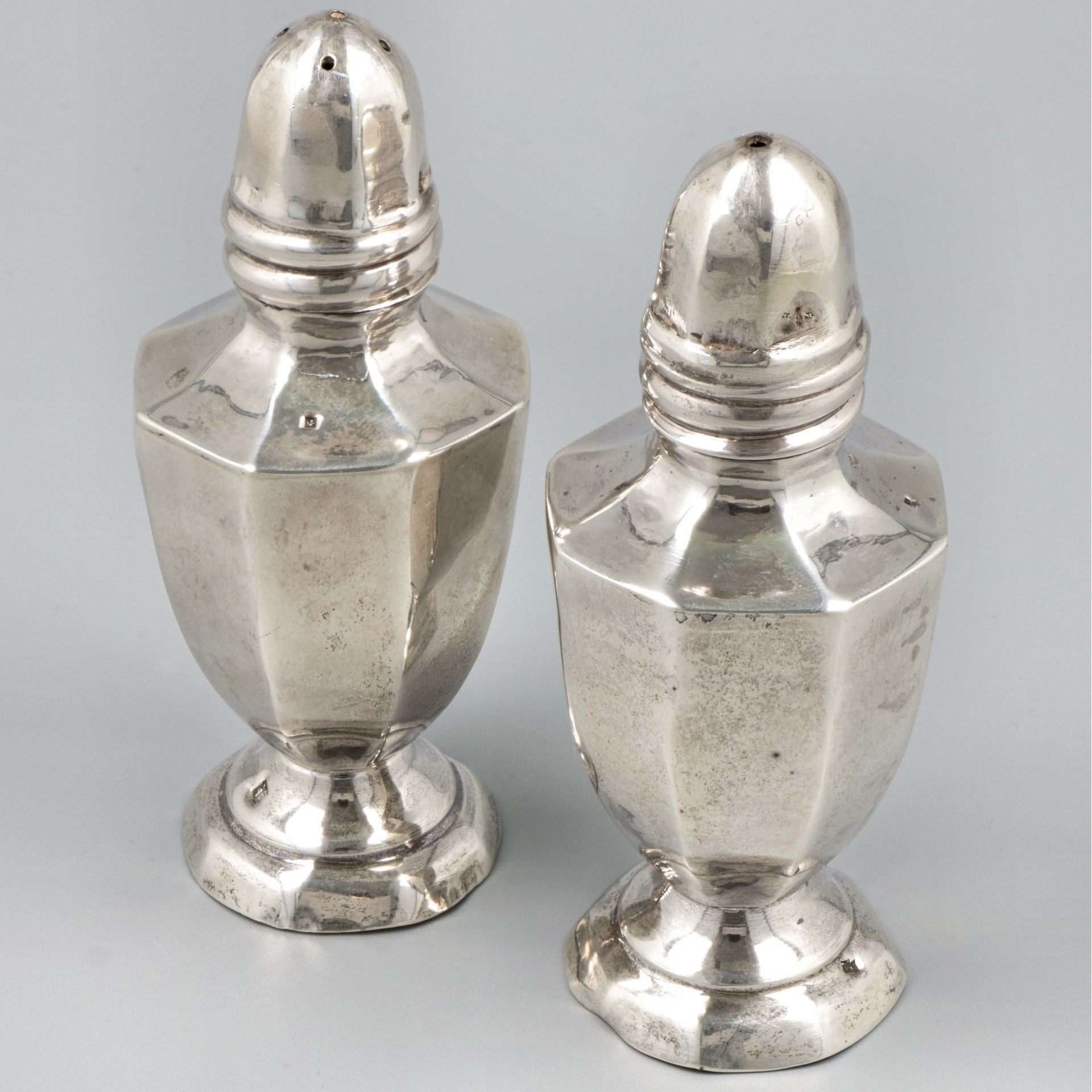 2-piece set of salt & pepper shakers silver. 执行切面，站在脚下，有凸起的洒水帽。埃及，开罗，1975-1976，印&hellip;