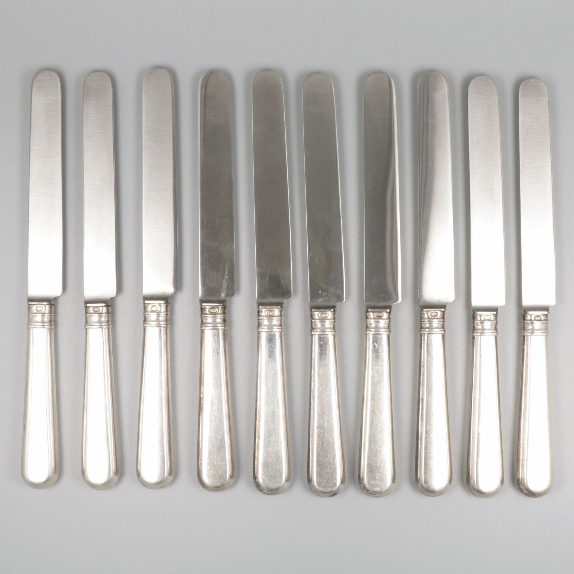 10-piece set dinner knives silver. Design épuré avec des poignées remplies et de&hellip;