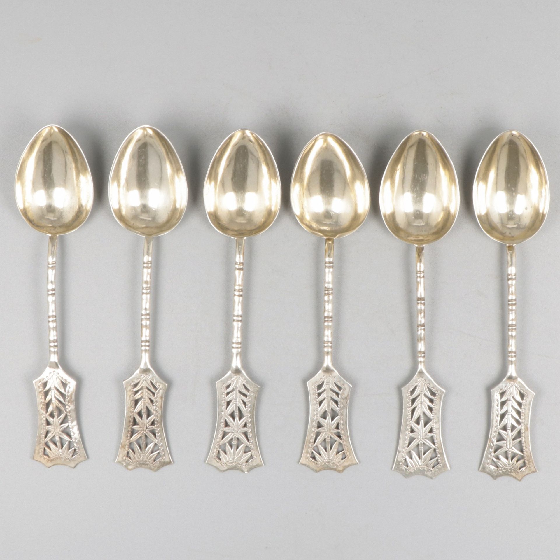 6-piece set of teaspoons BLA. 美丽的套装，有模制的竹子装饰，镂空和雕刻的细节。中国，20世纪初 - 有磨损的痕迹。73克，BLA。&hellip;