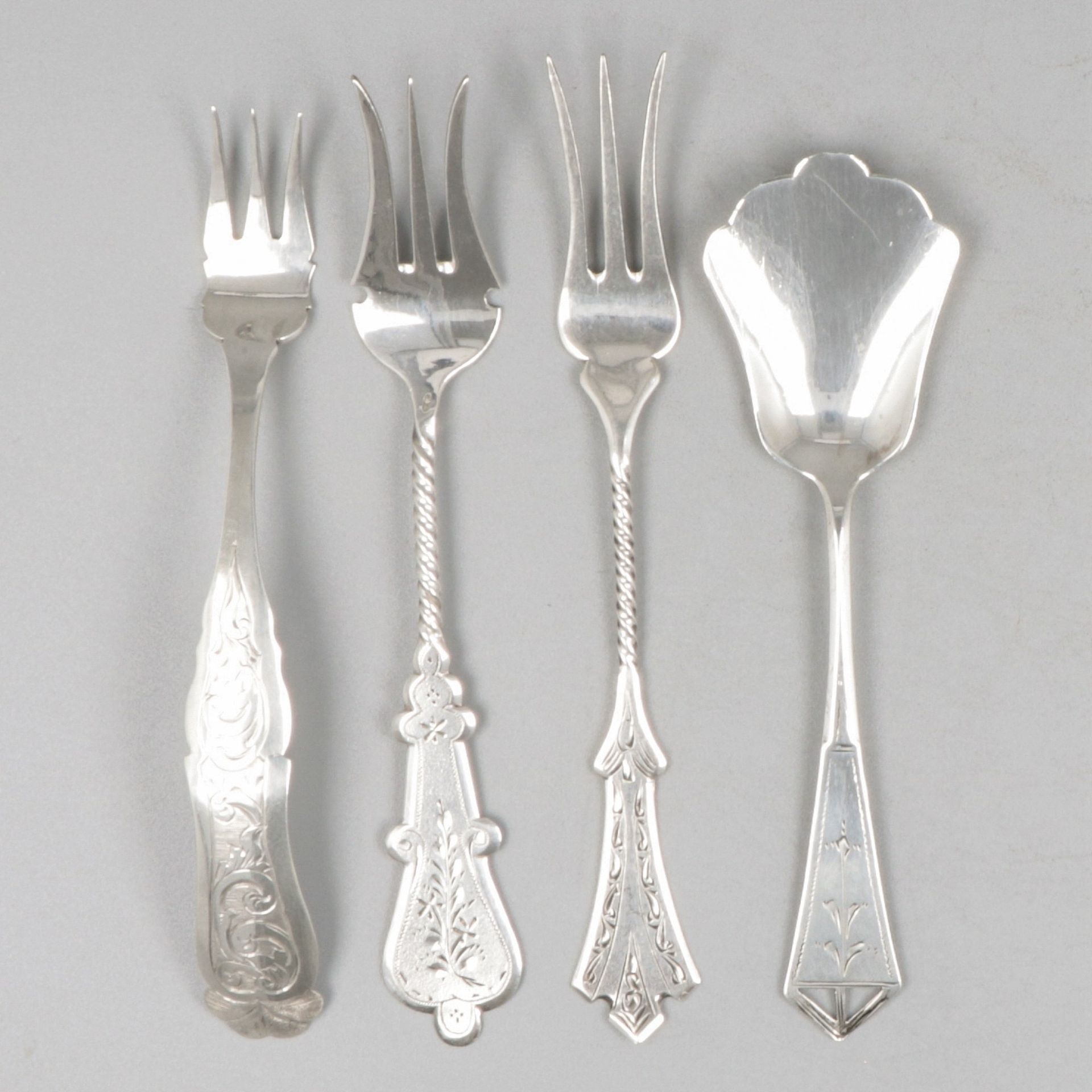 4-piece lot of silver scoops. 由3把果酱叉和一个糖勺组成，都有丰富的雕刻装饰。荷兰，各种，19/20世纪，印记：各种印记-磨损痕迹&hellip;