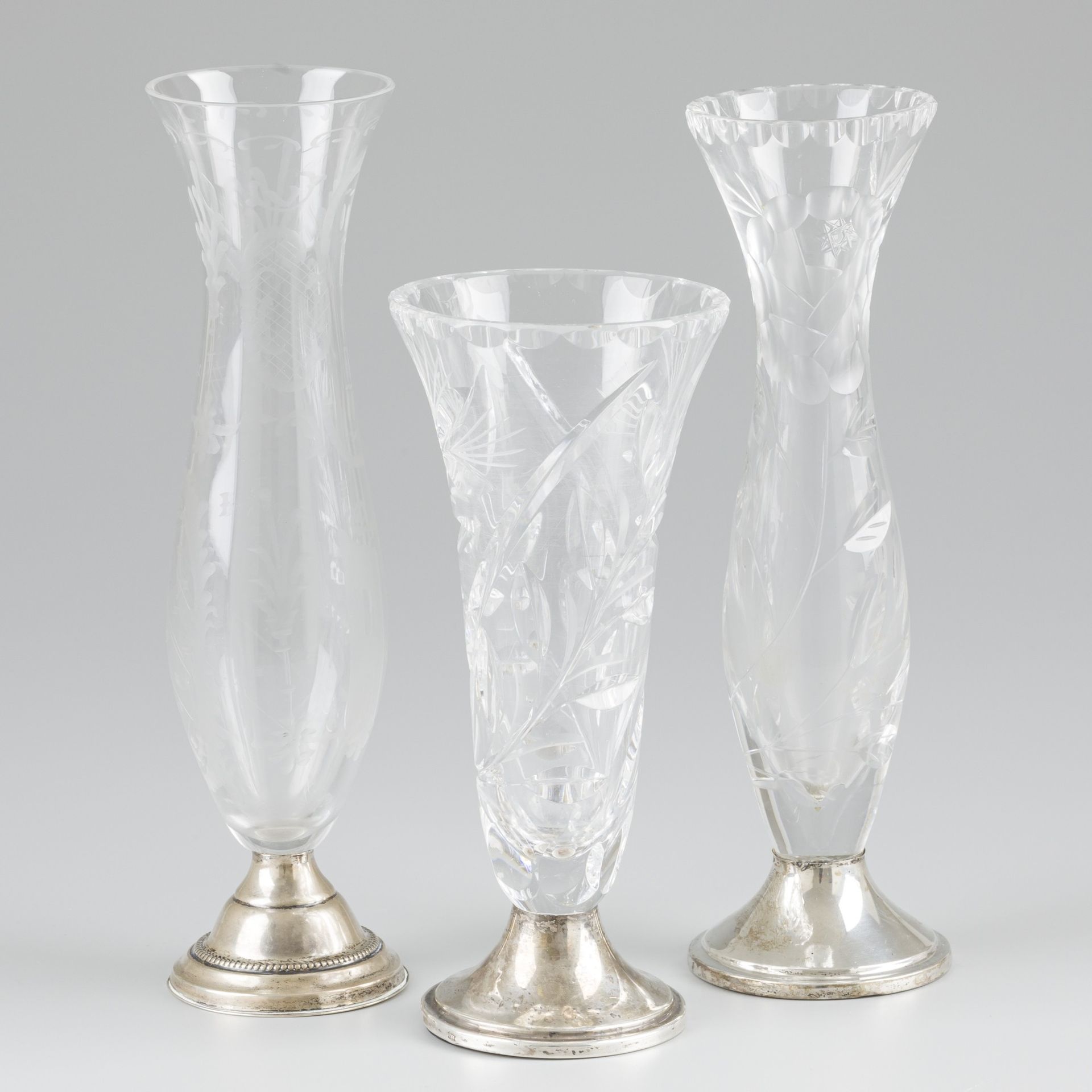 3-piece lot of cut glass vases on foot 一批美丽的切割玻璃花瓶，其中一个有花卉装饰。所有的都站在银色的脚上（填充）。荷兰，&hellip;