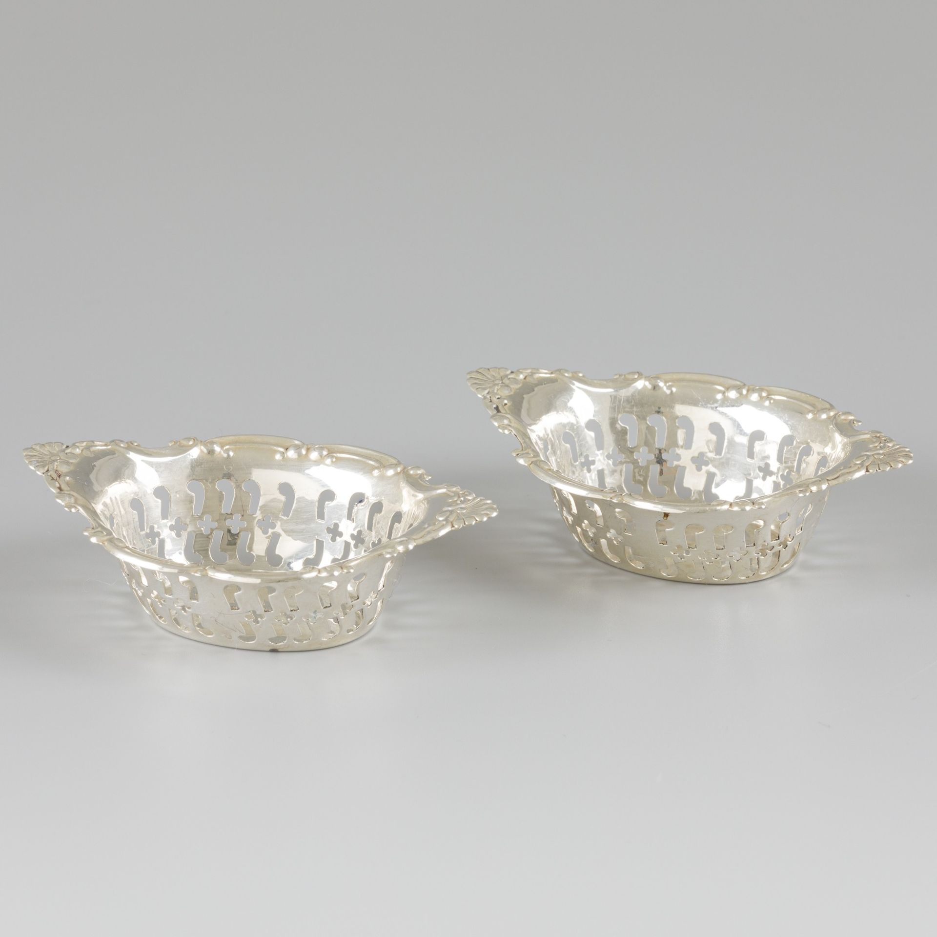 2-piece set of pastille / lozenge baskets silver. 船形，有扇形的边缘和镂空的侧面。加拿大，Birks，20世纪&hellip;
