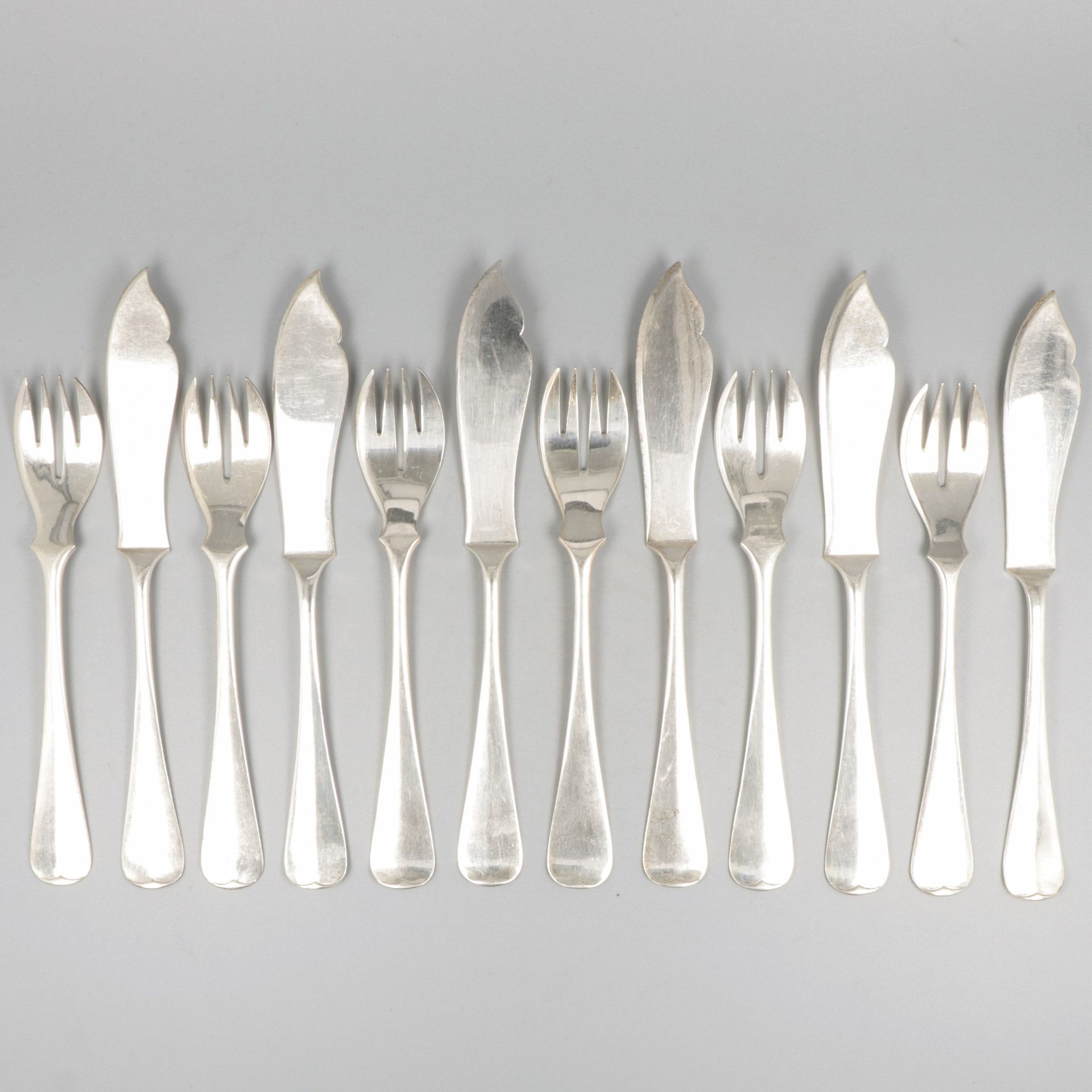 12-piece set of fish cutlery ''Haags Lofje'' silver. ''Haags Lofje''. Pays-Bas, &hellip;