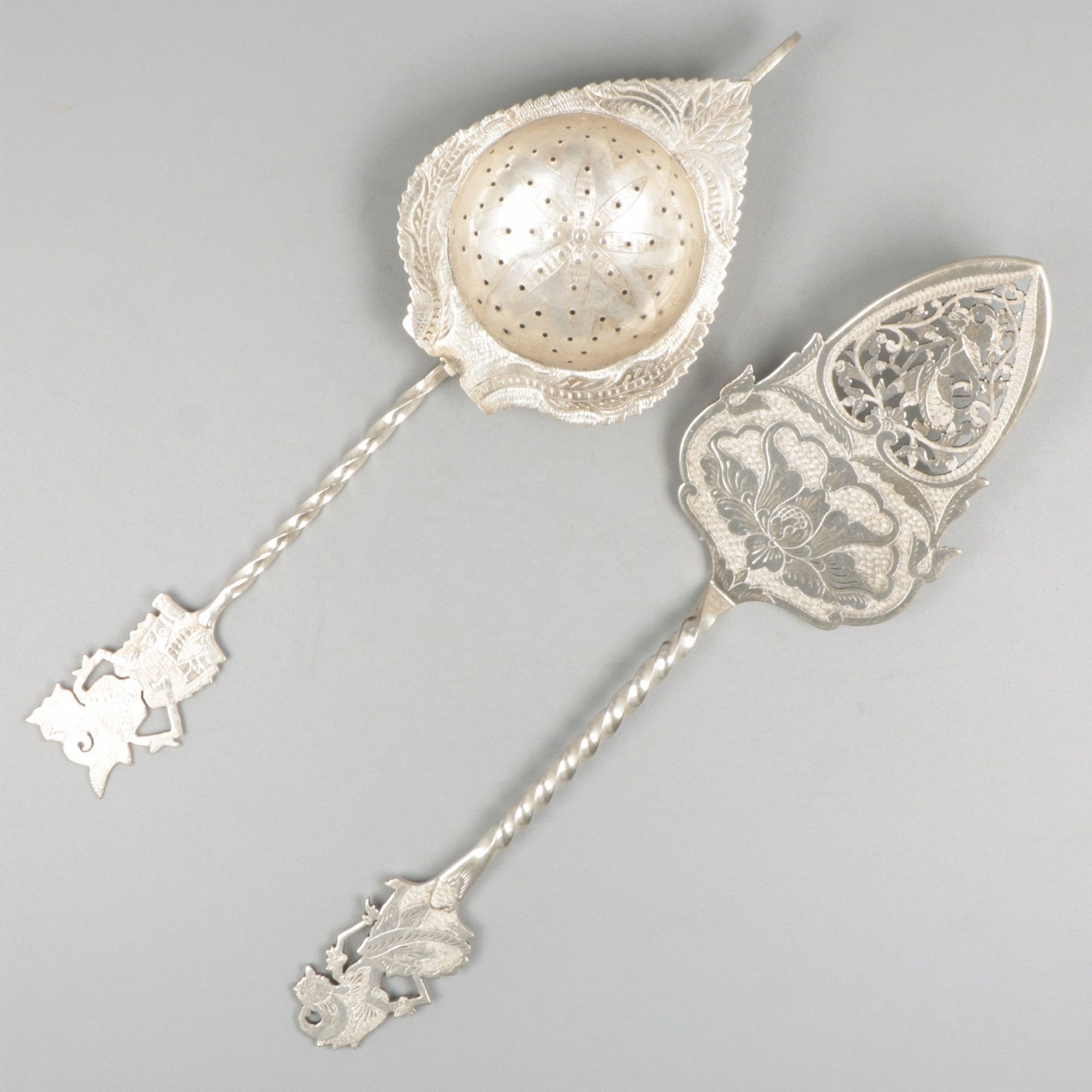 Cake / pastry server & tea strainer BLA. Beide mit eingravierten traditionellen &hellip;