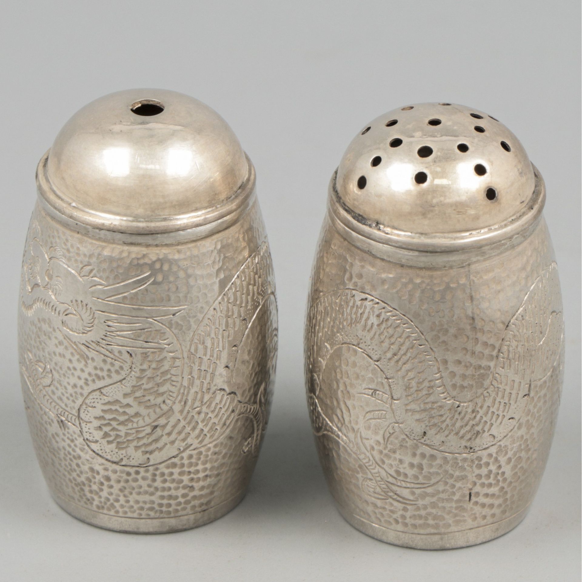 Pepper & salt shakers (Chinese export) silver. Con decorazioni incise di un drag&hellip;