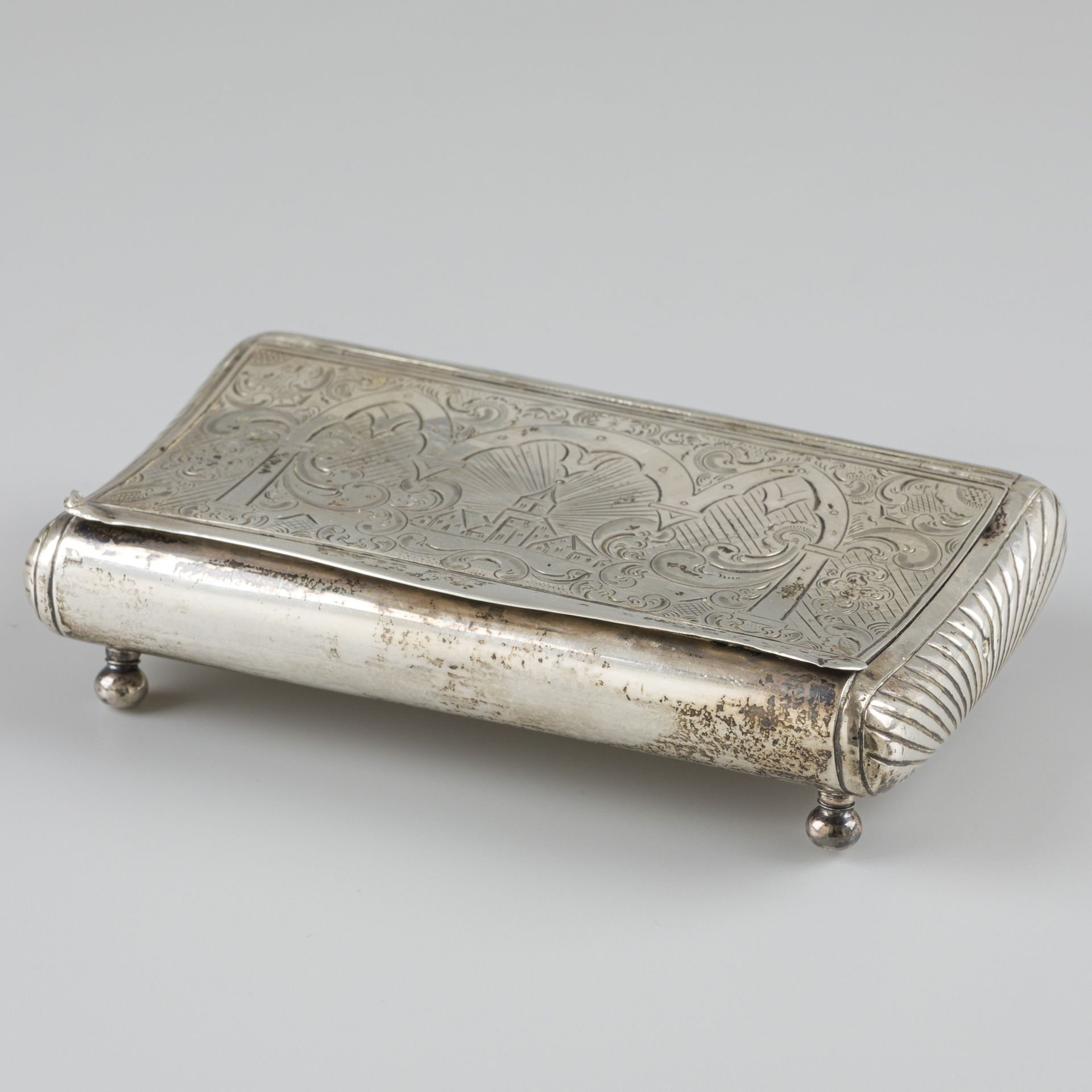 Teaspoon box (1859) silver. 以前的烟草盒改成了茶匙盒。略带肾形的模型，有丰富的雕刻装饰，盖子上有村庄景色的金库表现（盖子通过集成管铰&hellip;
