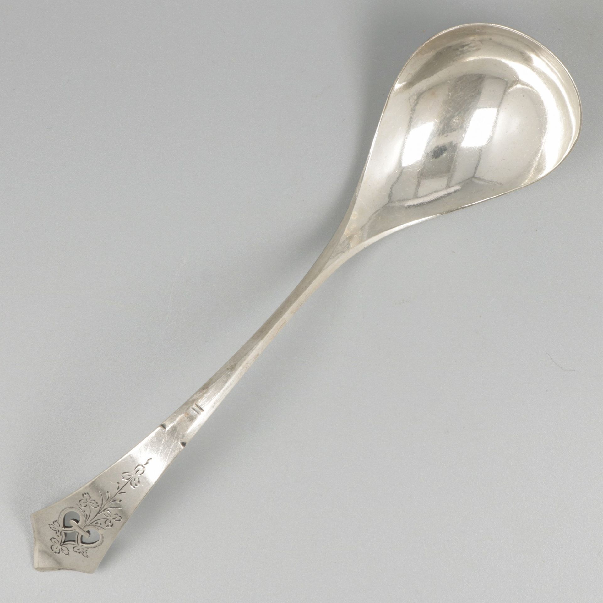 Sauce spoon silver. Design épuré avec décorations gravées et partie ajourée en f&hellip;