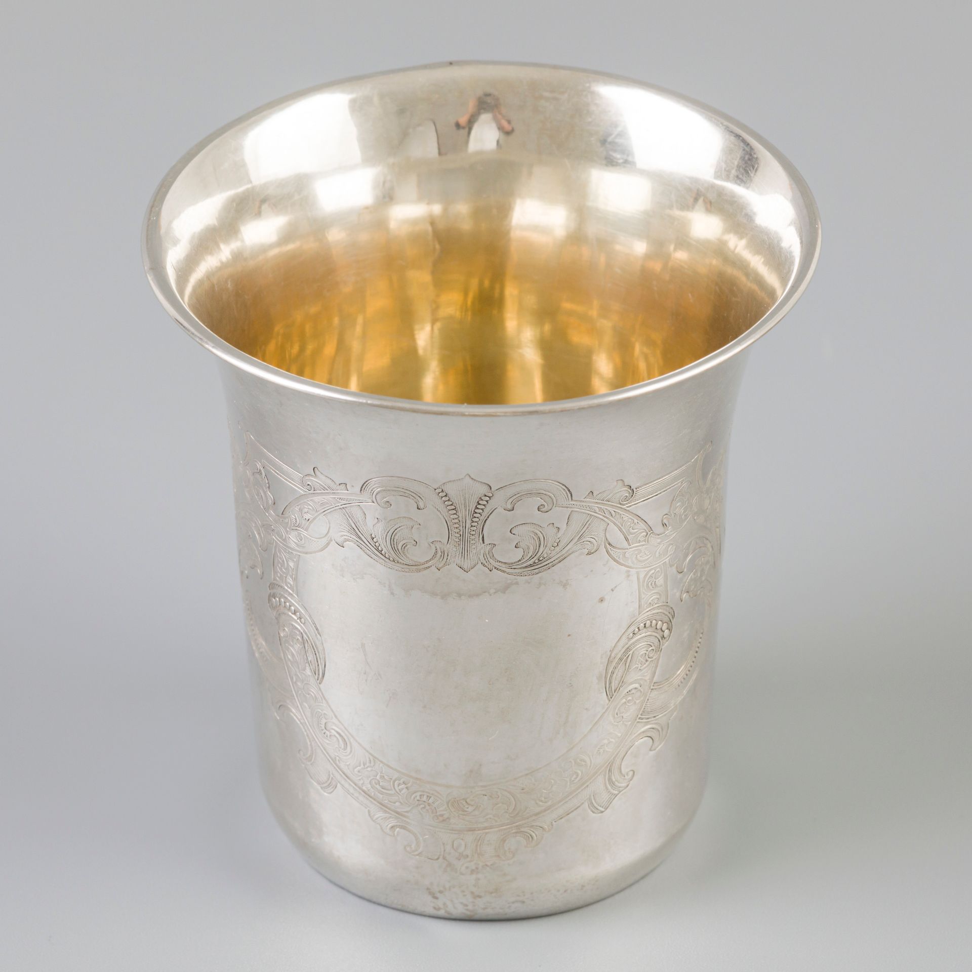Drinking cup silver. 小号形状的模型，刻有空缺的卡图。20世纪初，印记：不清楚的印记，ZII - 有使用和凹陷的痕迹。32克，835/100&hellip;