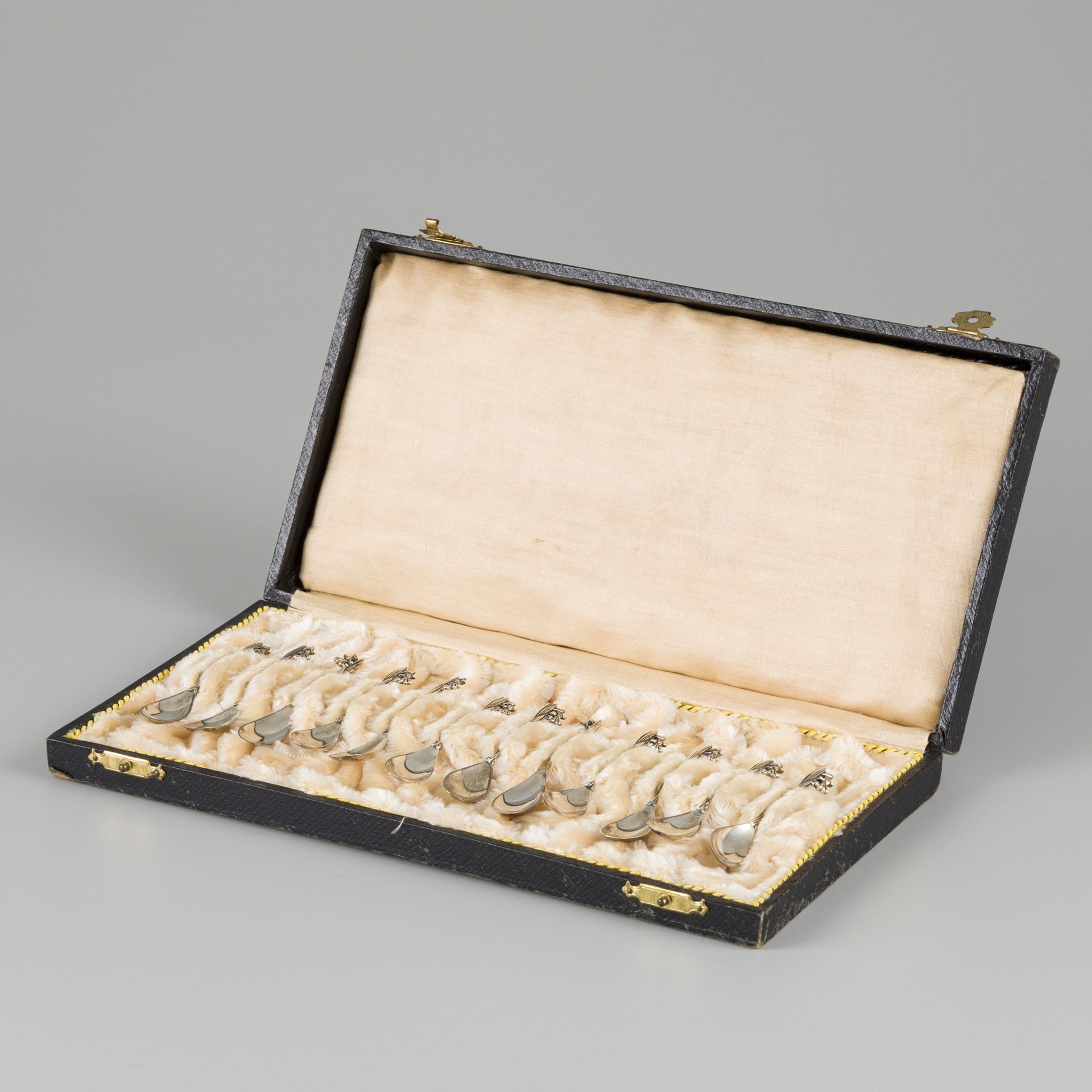 12-piece set of mocha spoons silver. 执行有风格化的花朵装饰，装在原来的盒子里。荷兰，阿姆斯特丹，H. Niewold，20&hellip;