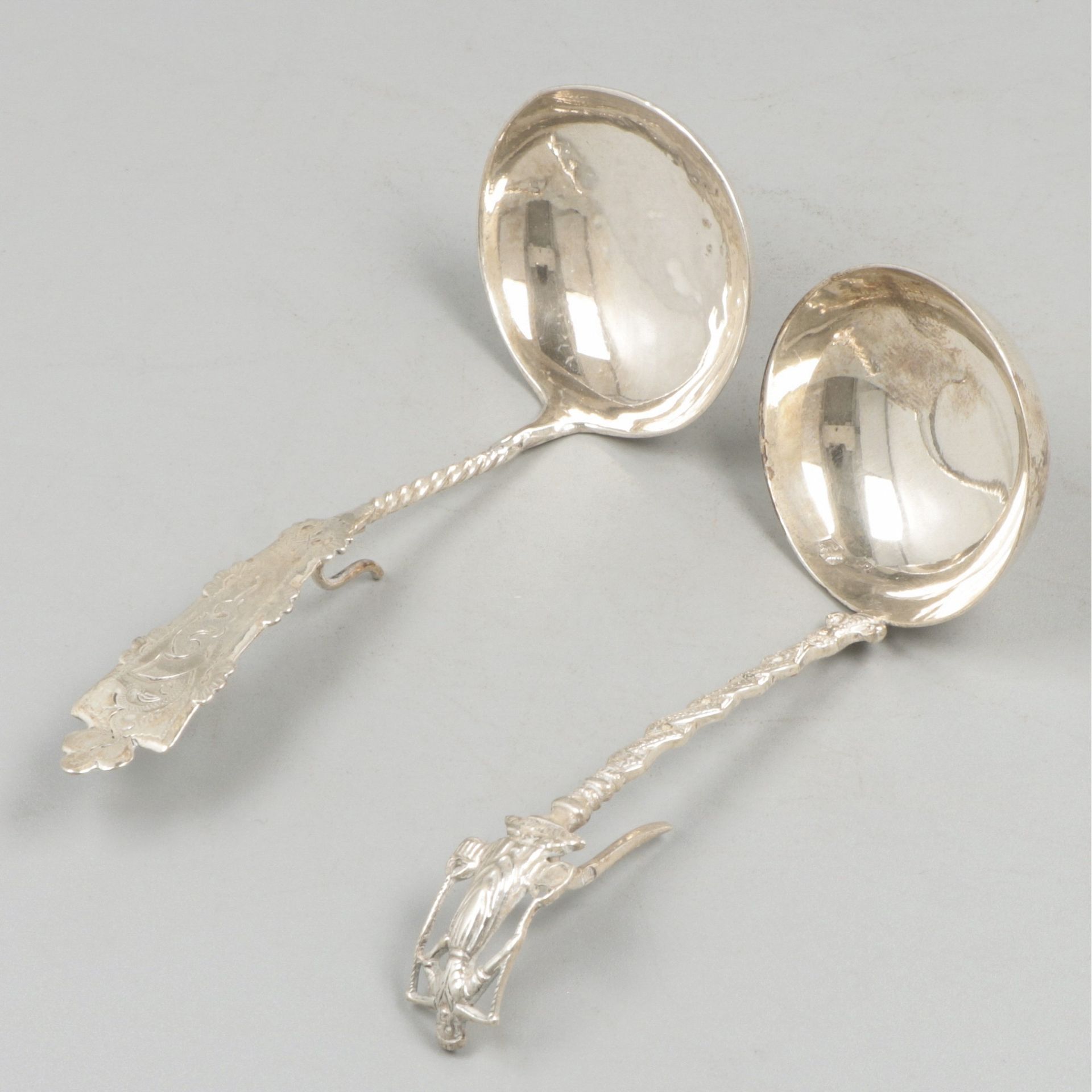 2-piece lot of cream spoons silver. 有各种版本。荷兰，20世纪，印记：各种印记--磨损痕迹。37克，835/1000。