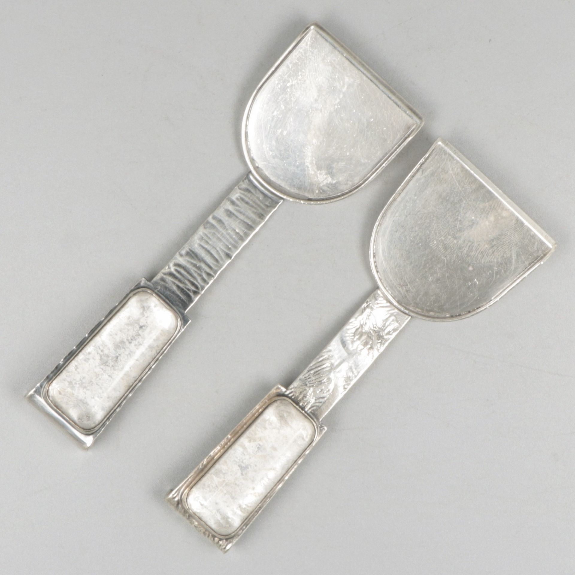2-piece set of spoons BLA. 风格化的现代设计，配备了各种装饰和玻璃装饰品。21世纪。重113克，925/1000。尺寸。长13.5厘米&hellip;