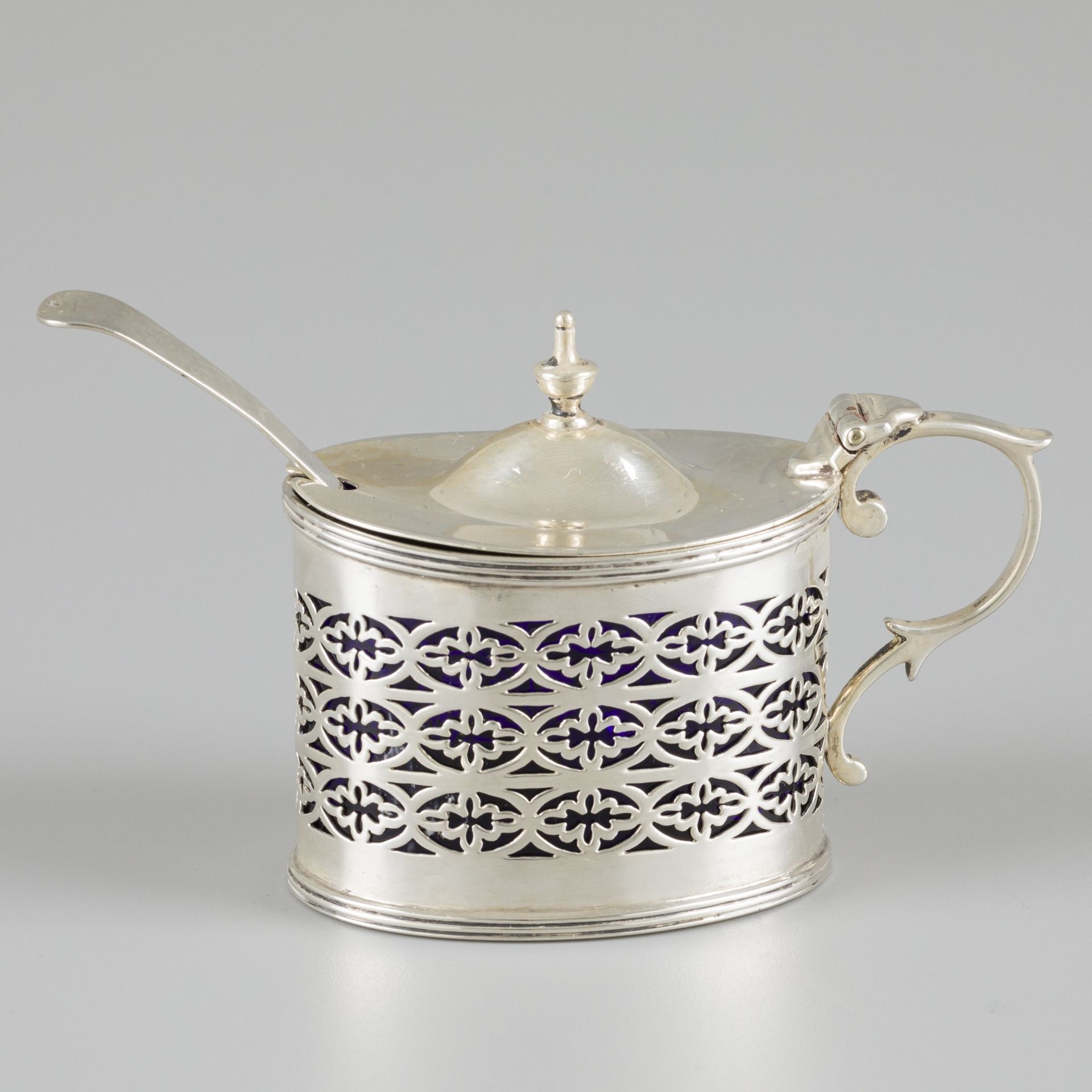 Mustard pot with spoon, silver. Modelo ovalado con tapa abatible, ribete y later&hellip;