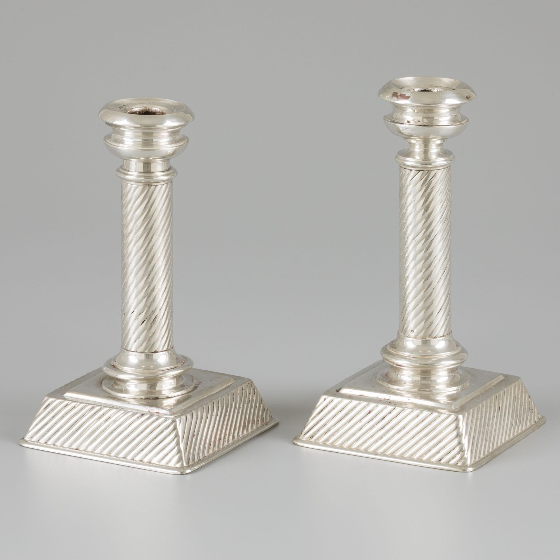 2-delige set kandelaren zilver. 在一个凸起的底座上呈柱状。两者在尺寸上略有不同。奥地利/匈牙利，1867-1872年。奥匈帝国，&hellip;