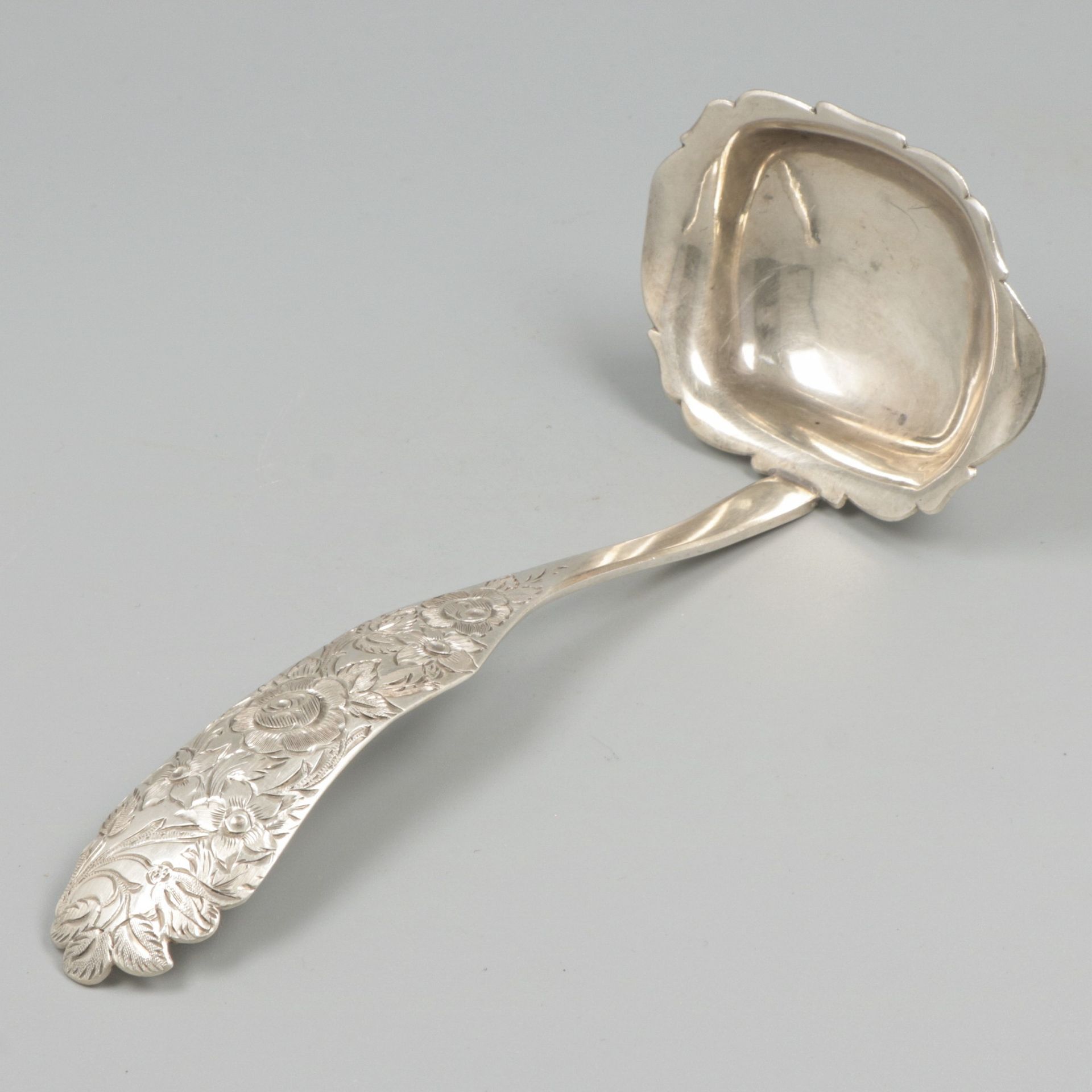 Sauce spoon silver. 有丰富的花卉装饰。荷兰，阿姆斯特丹，H.A. Schuss，1861年，标记：狮子，Minerva，制造商标记，b - &hellip;