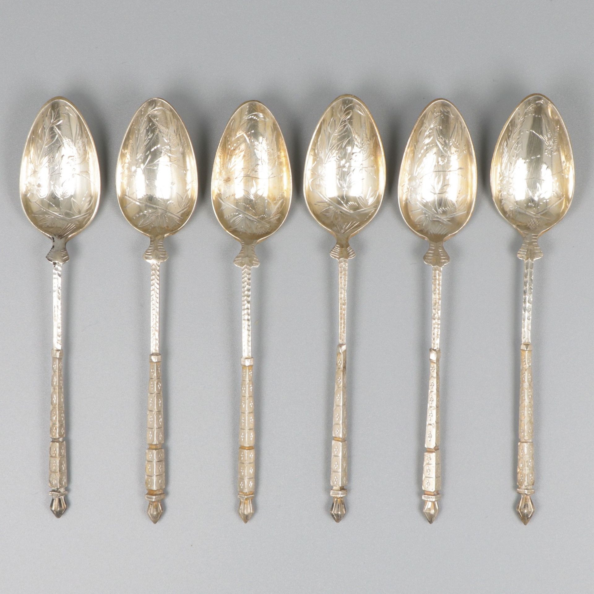 6-piece set of spoons silver. Avec des décorations florales gravées. XXe siècle,&hellip;