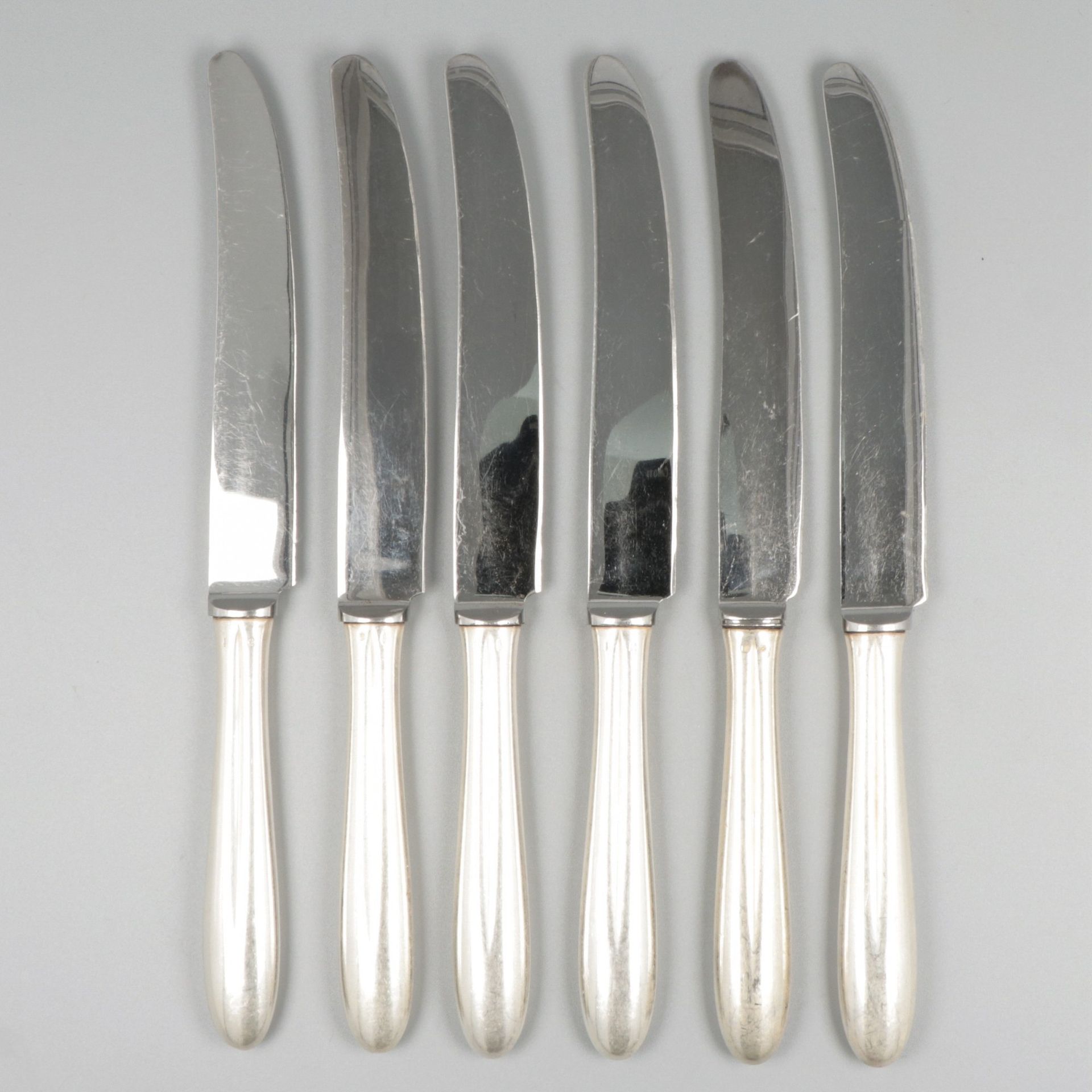 6-piece set dinner knives silver. Modèle 400 conçu par Gustav Beran. Equipé de p&hellip;
