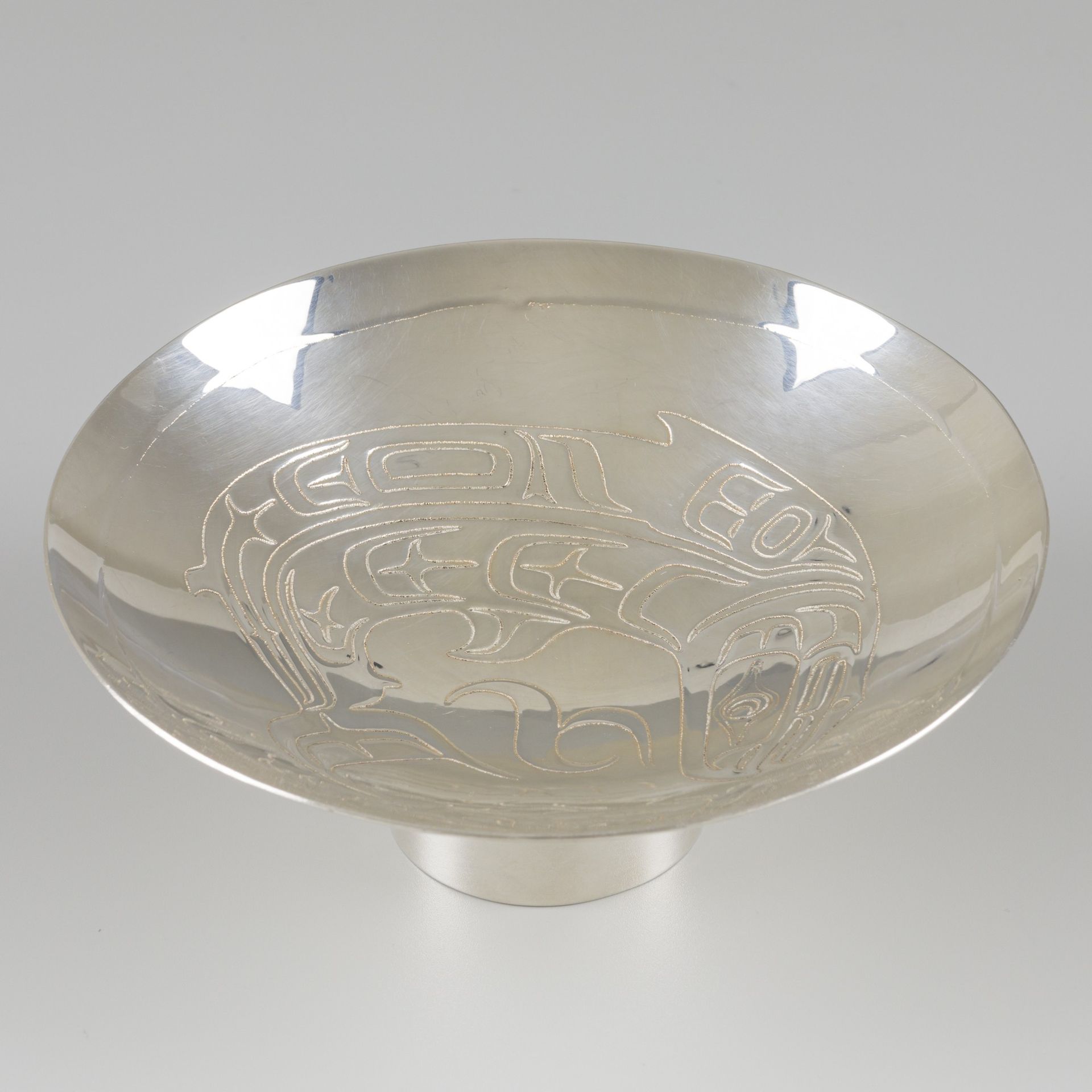 Presentation dish / bowl on a silver foot. Modello rotondo con fantasia di pesci&hellip;