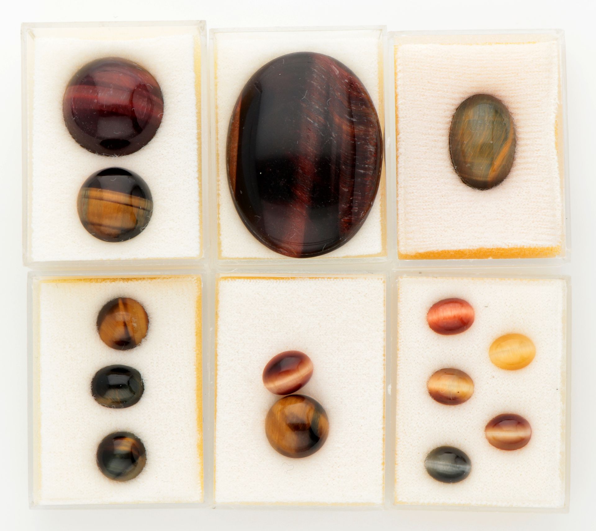 Lot of 14 cabochon cut natural tiger eye and falcon eye. Verschiedene Abmessunge&hellip;