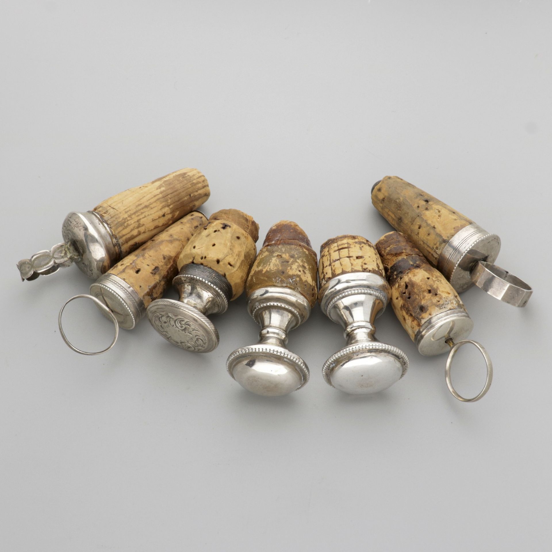 7-piece lot bottle stoppers BLA / silver. 各种版本，包括1个BLA。包括荷兰，19/20世纪，印记：各种印记-磨损的迹&hellip;