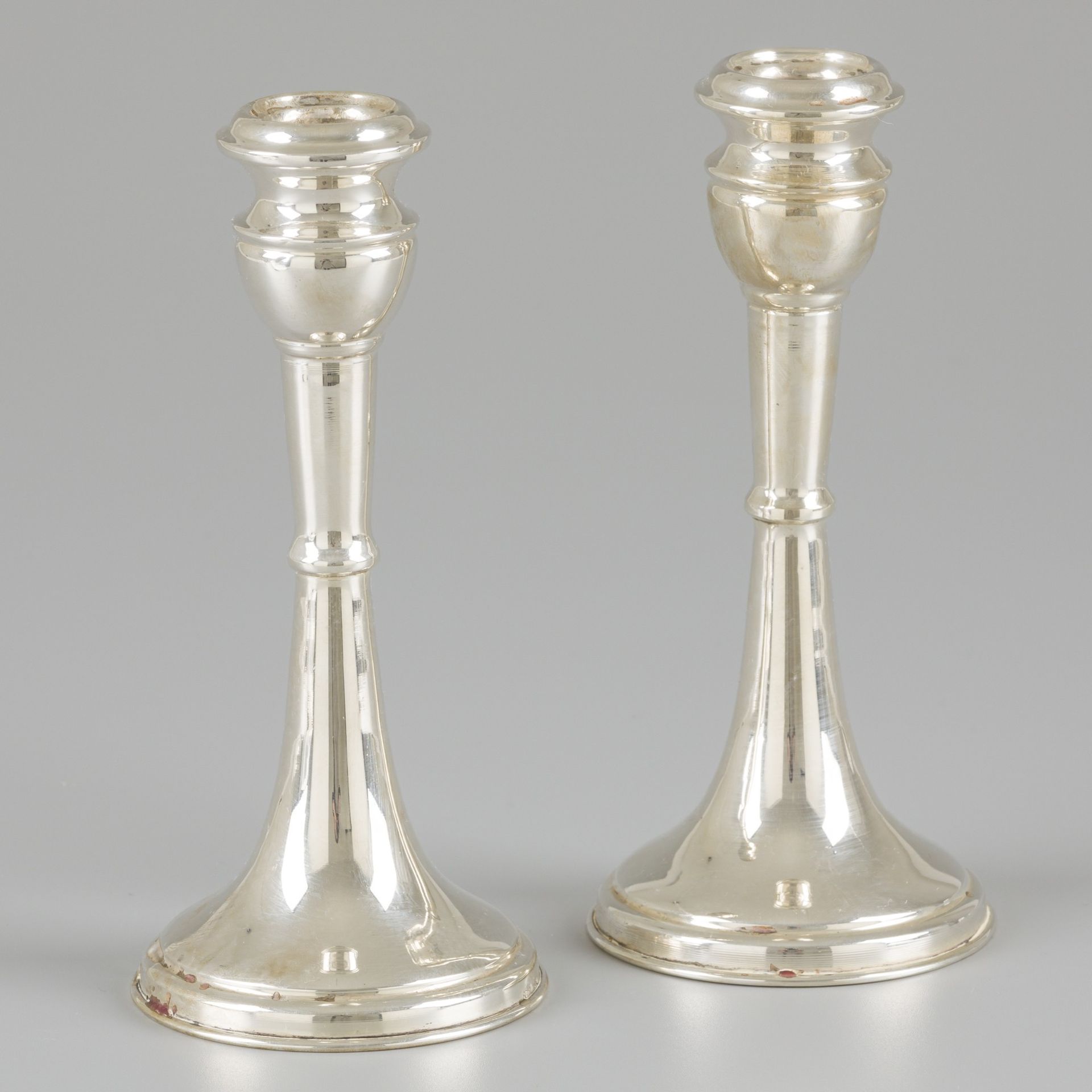 2-piece set of candlesticks silver. Schlanke Modelle, gefüllt. 20. Jahrhundert, &hellip;