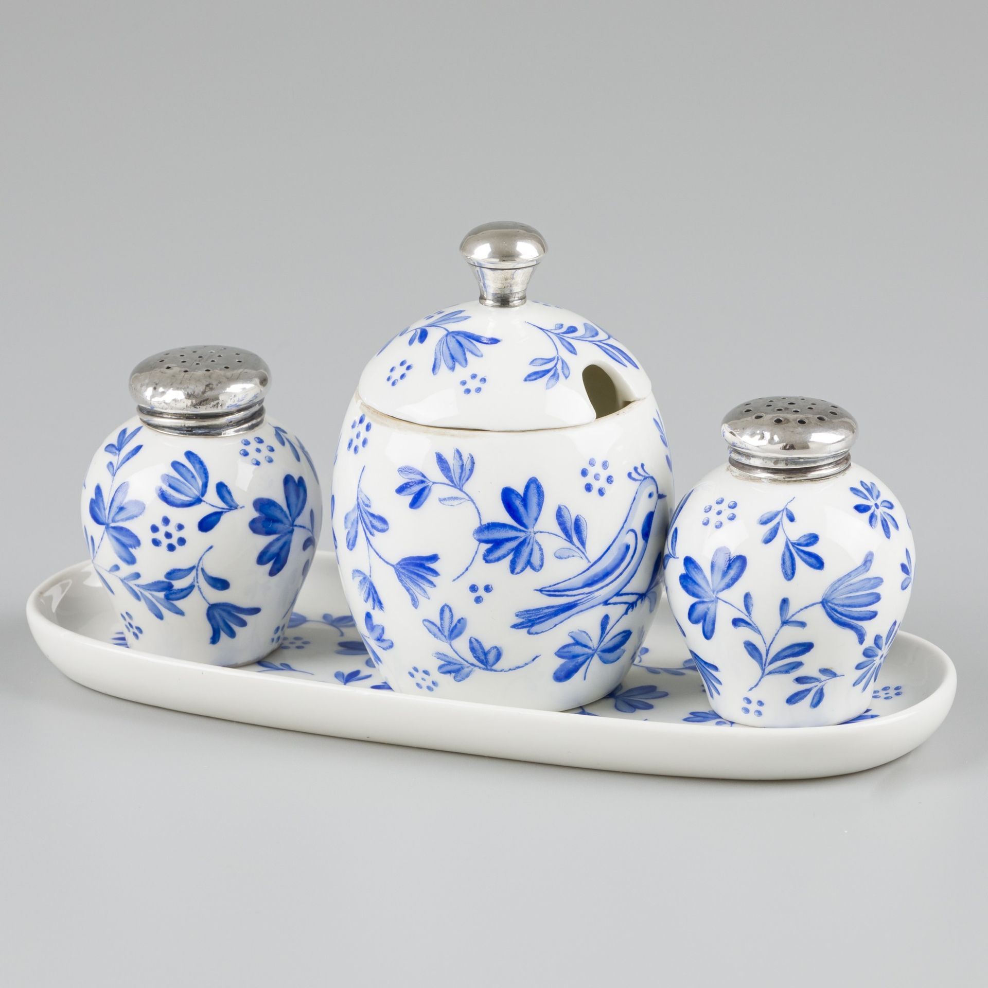 Condiment set (Rosenthal porcelain) silver. 瓷器制成，上面有手绘的花和鸟，装有银质的盖子。德国，Schwäbisch&hellip;