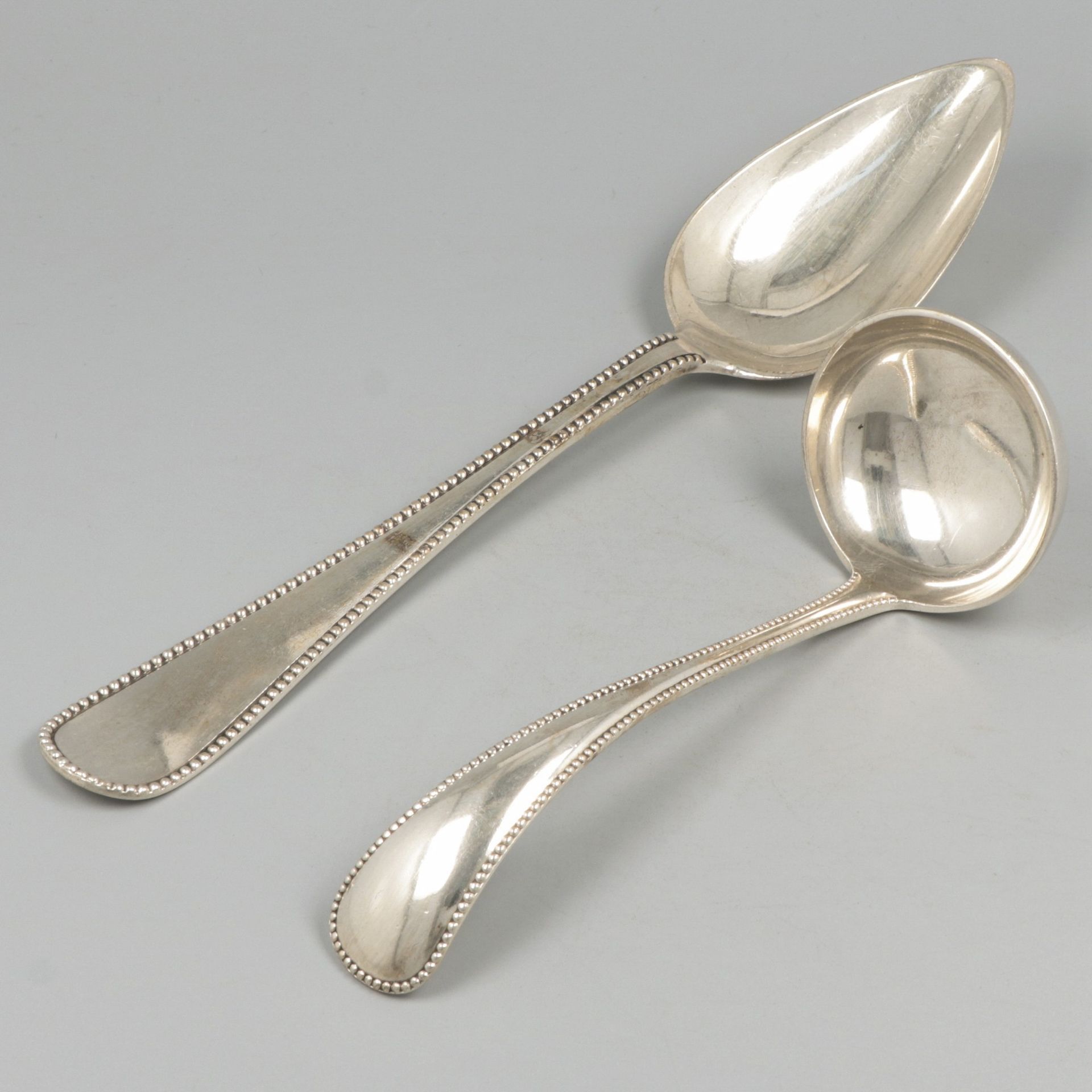 Vegetable spoon and gravy spoon silver. Modèles élégants avec bord en perle moul&hellip;