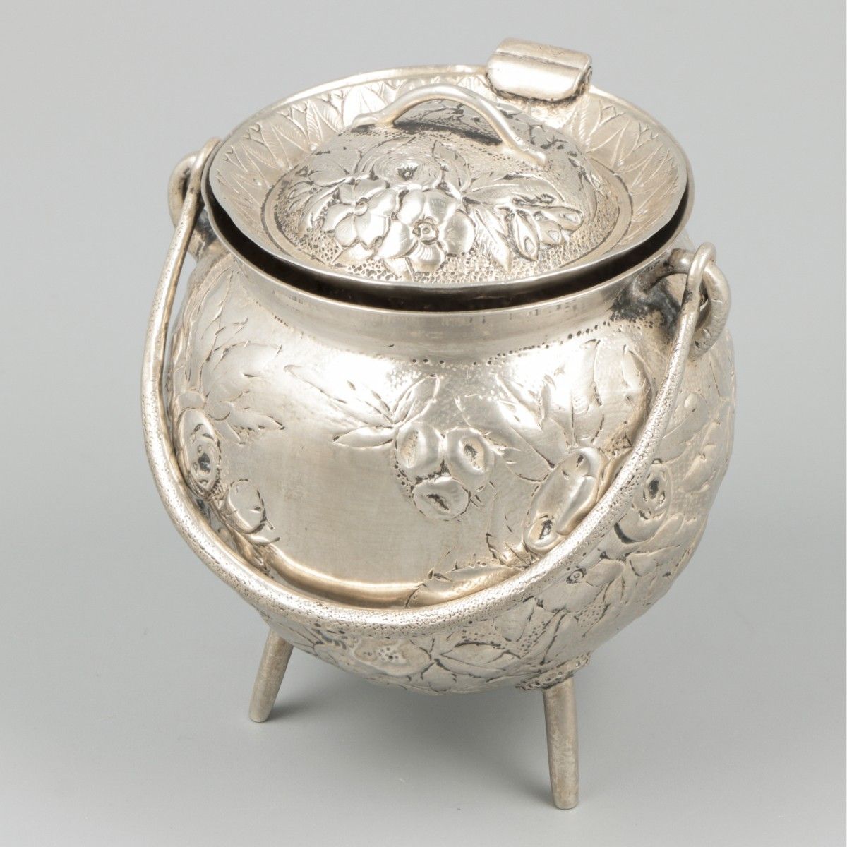 Miniature cooking pot silver. 大型烹调锅模型，充满细节。20世纪中期，印记：纯银，ZII-磨损的迹象。93克，835/1000。长&hellip;