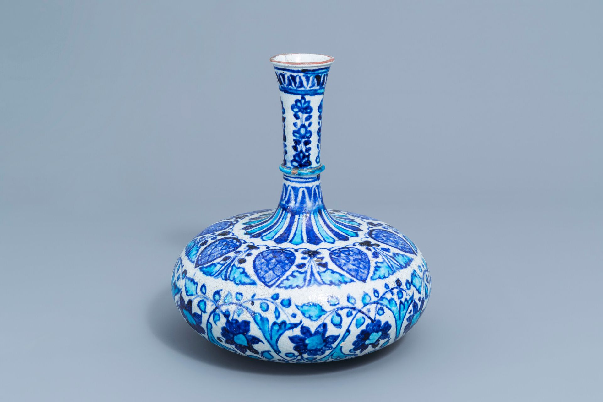 Un vase 'Multan' de forme bouteille en bleu, blanc et turquoise, Inde, 19ème siè&hellip;