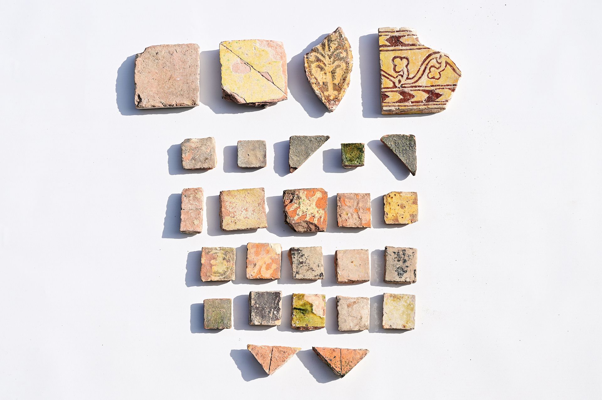A varied collection of medieval tile fragments, 12th/16th C. Vielfältige Sammlun&hellip;