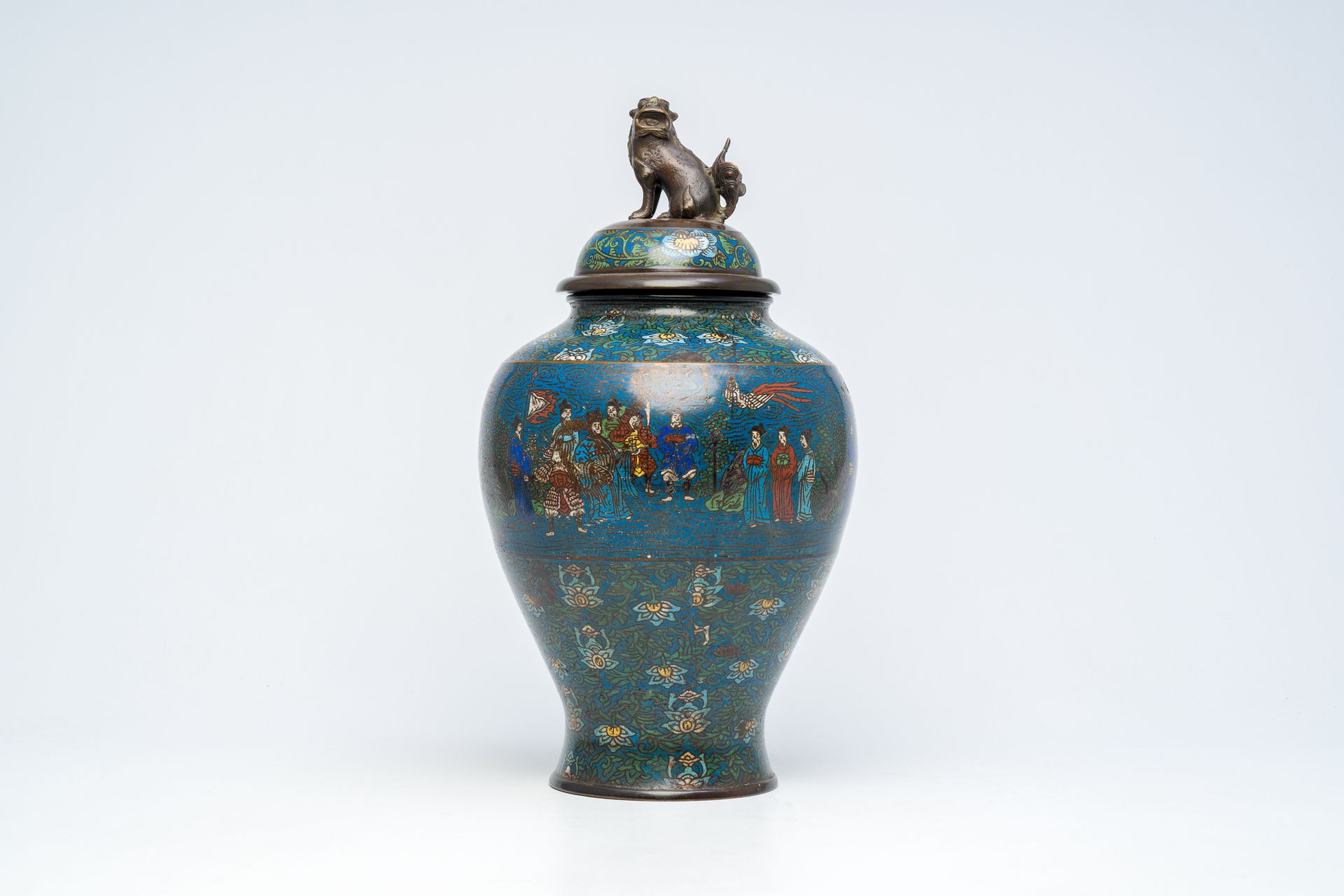 A large Japanese champleve cloisonne vase and cover, Meiji, 19th C. Grand vase j&hellip;