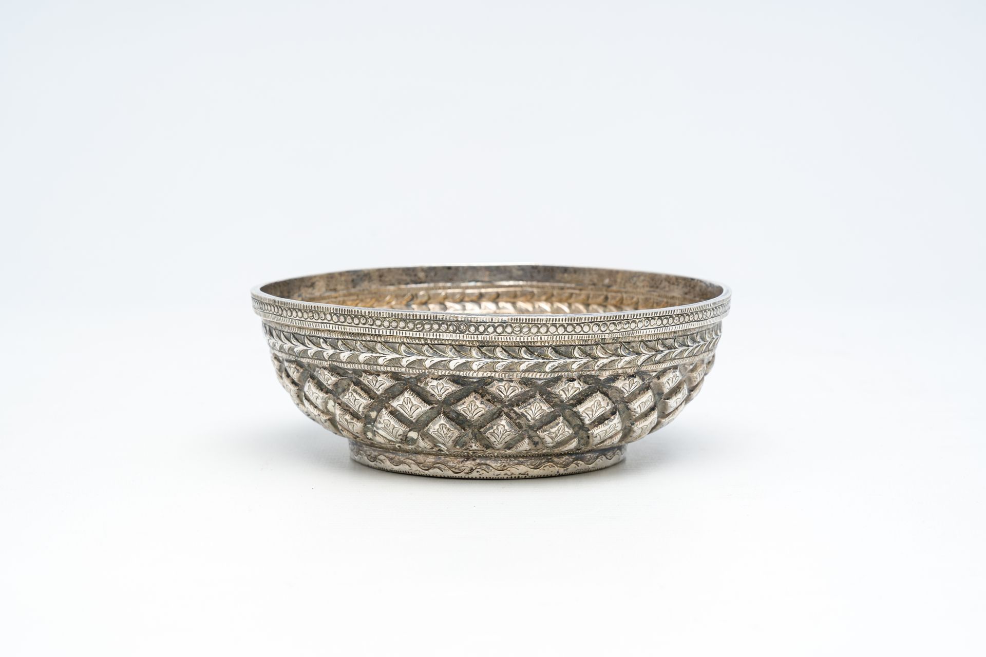 A Southeast Asian silver bowl, probably Laos or Sri Lanka, 19th/20th C. Bol en a&hellip;