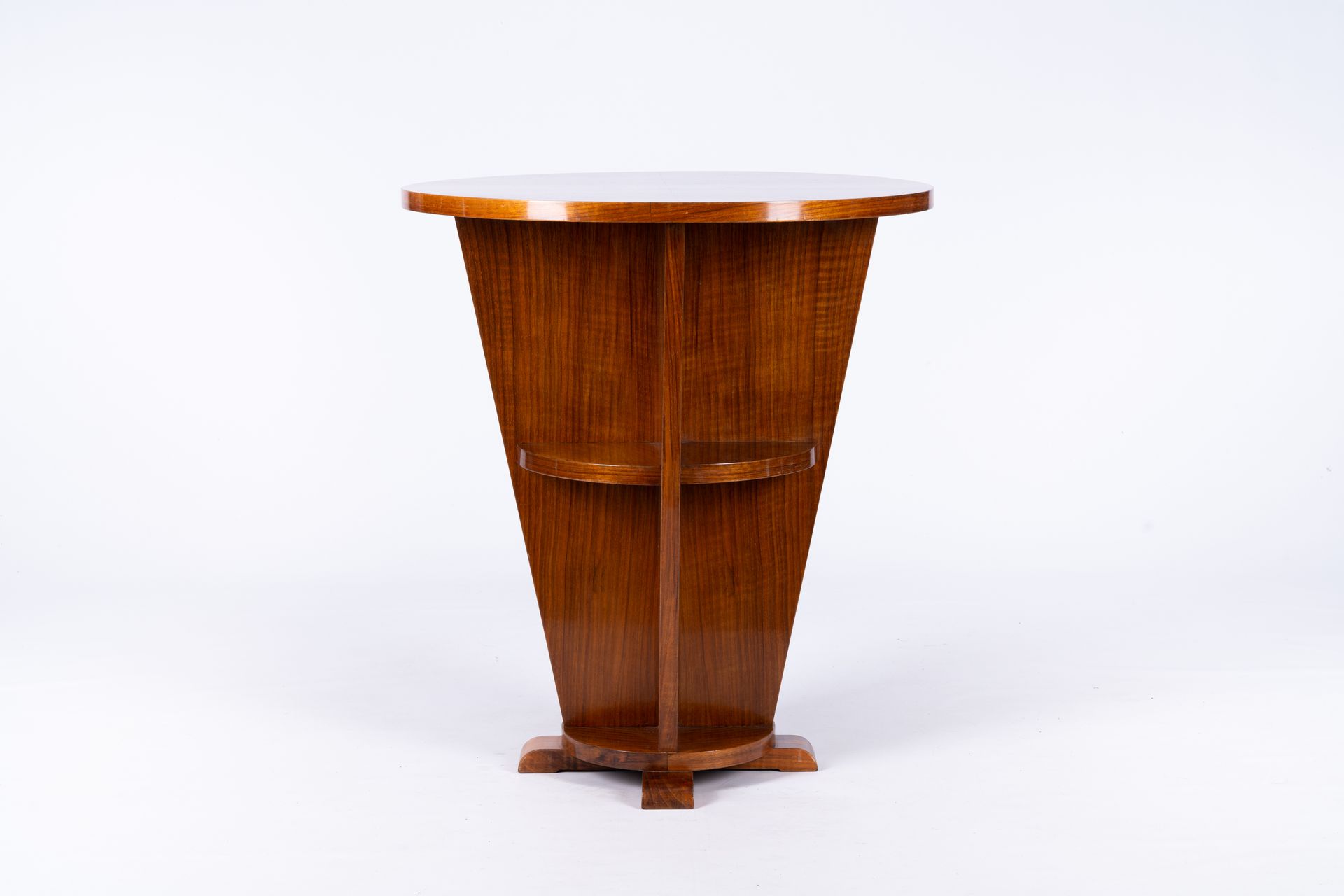 A round veneered wood two tier Art Deco side table, 20th C. Mesa auxiliar Art De&hellip;