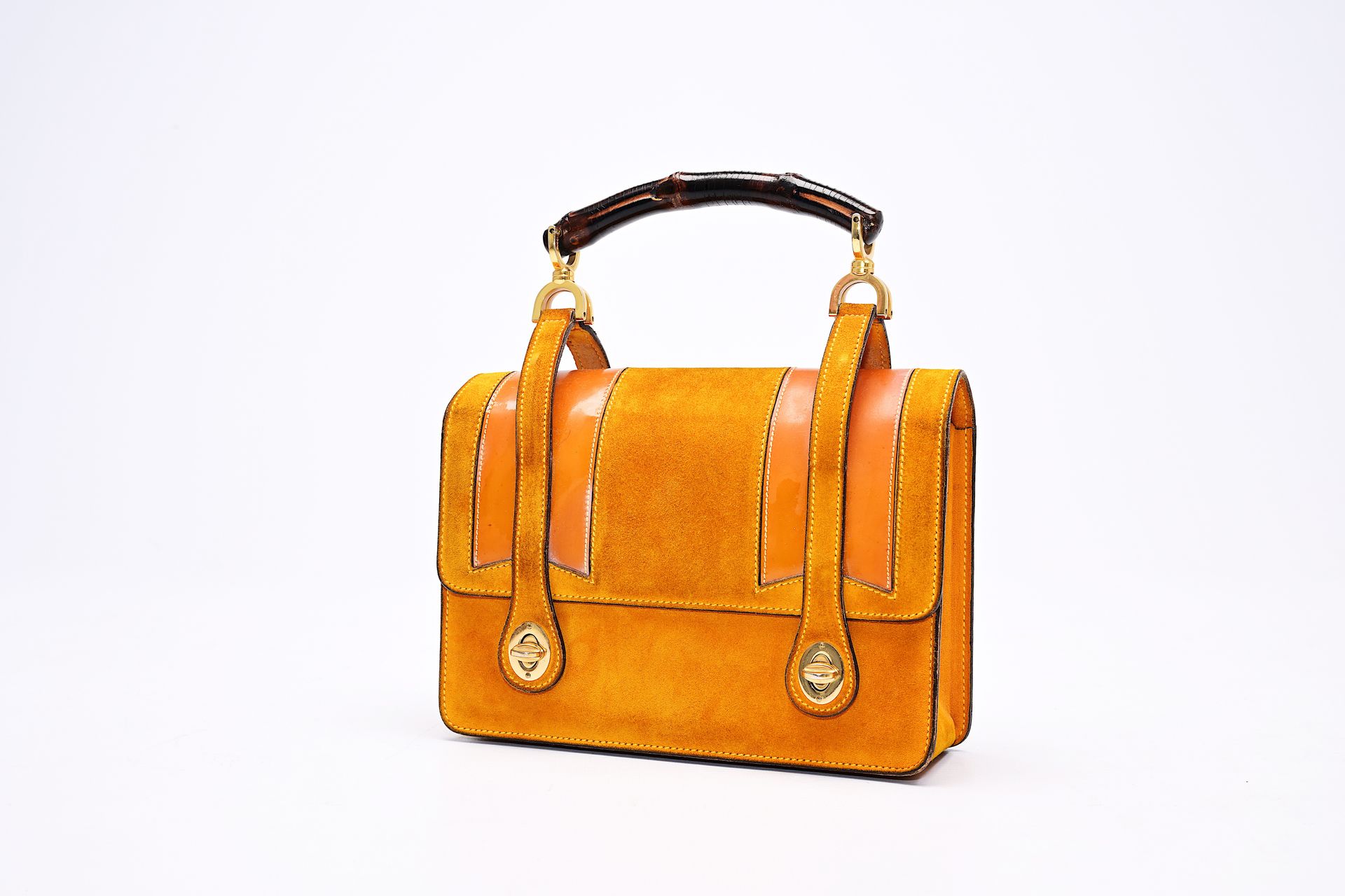 An Italian ochre yellow Alcantara Gucci handbag, 20th C. Bolso italiano de Alcán&hellip;