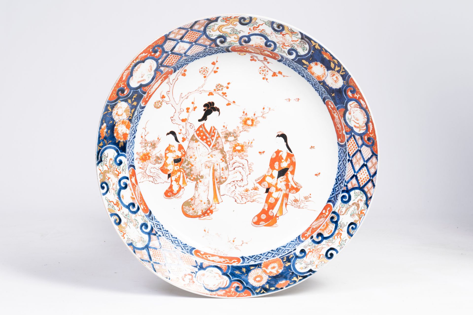 A large Japanese Imari dish with ladies in a garden, Meiji, 19th C. Grand plat j&hellip;