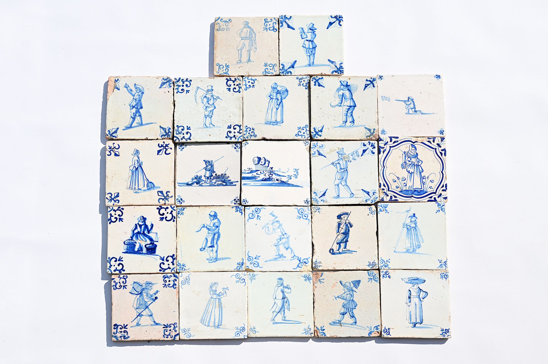 Twenty-two Dutch Delft blue and white 'figure' tiles, 17th/18th C. Vingt-deux ca&hellip;