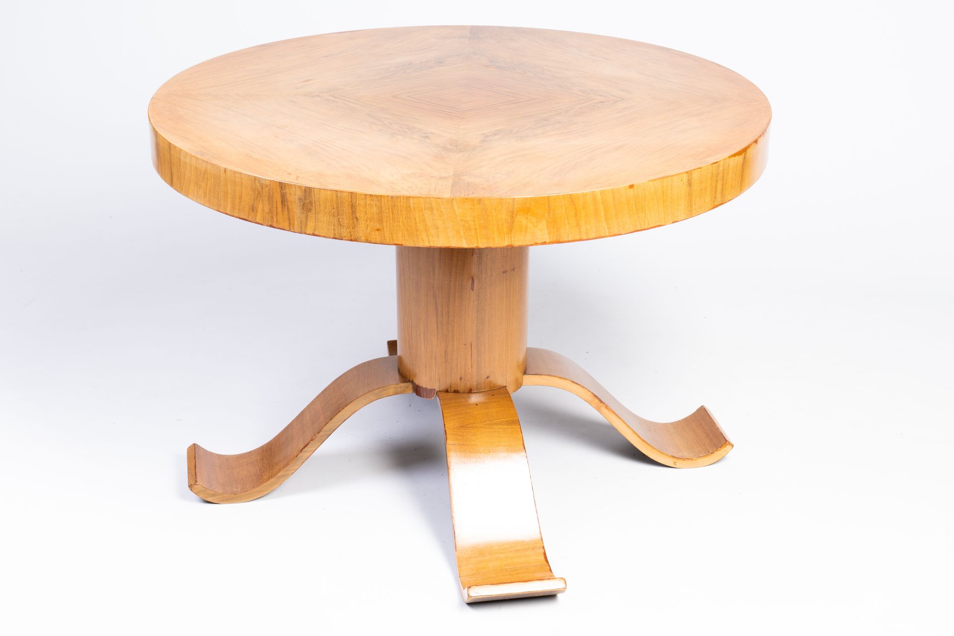 A round veneered wood Art Deco side table, 20th C. Table d'appoint Art Déco en b&hellip;