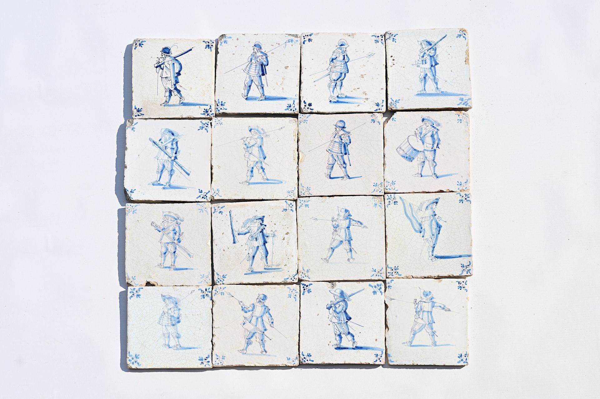 Sixteen Dutch Delft blue and white 'soldier' tiles, 17th C. Seize carreaux bleus&hellip;