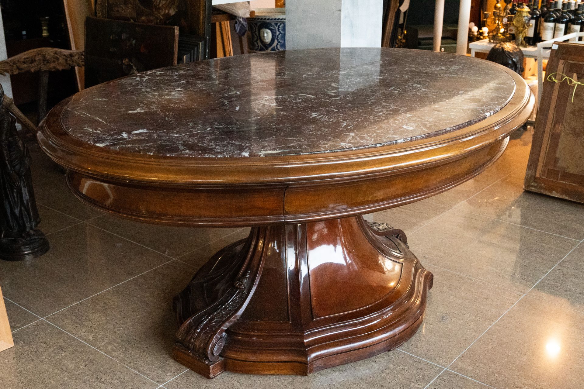 An impressive oval English mahogany table with marble top, 19th C. Impressionnan&hellip;