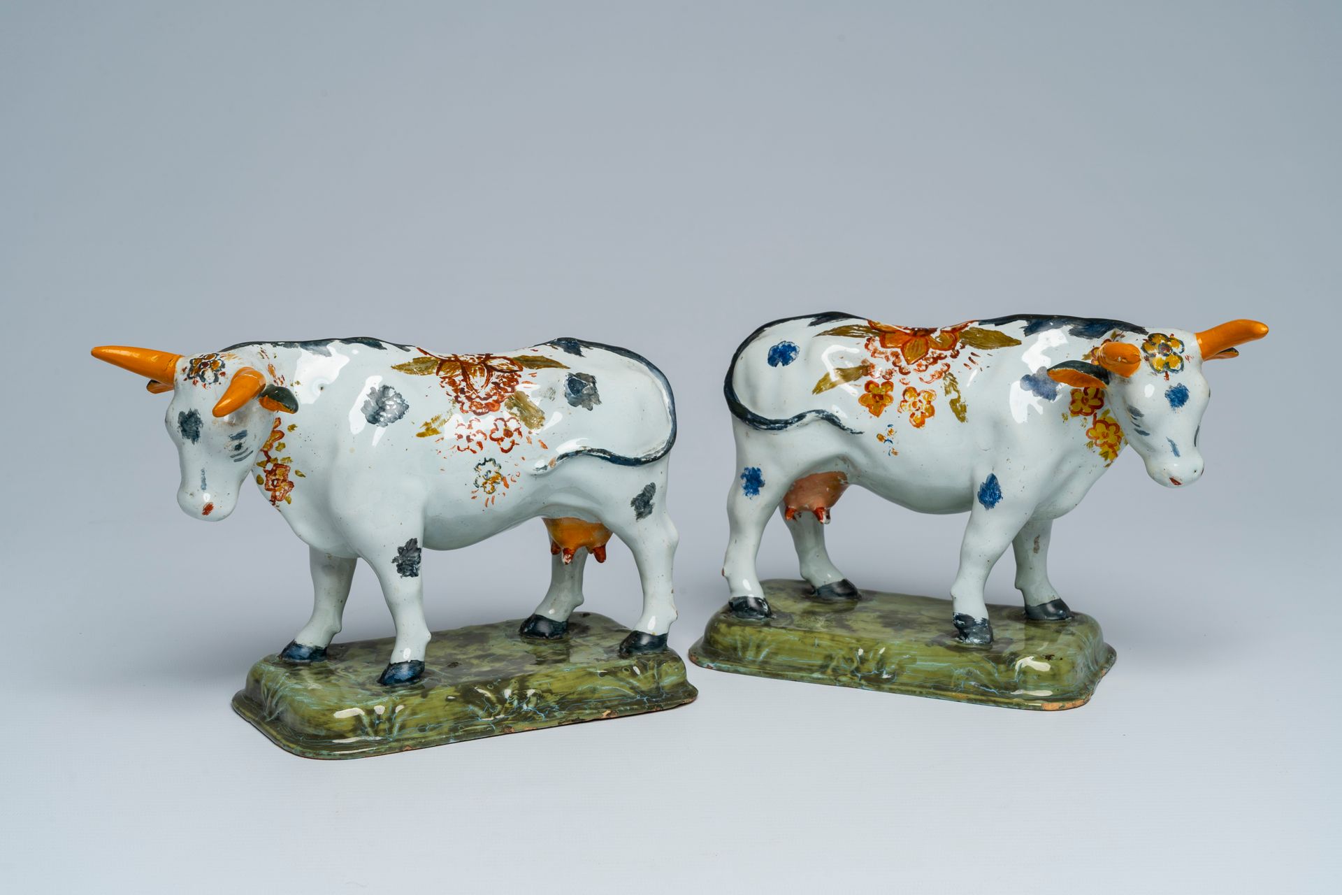 A pair of Dutch Delft partly cold-painted polychrome cows, 18th C. Paire de vach&hellip;
