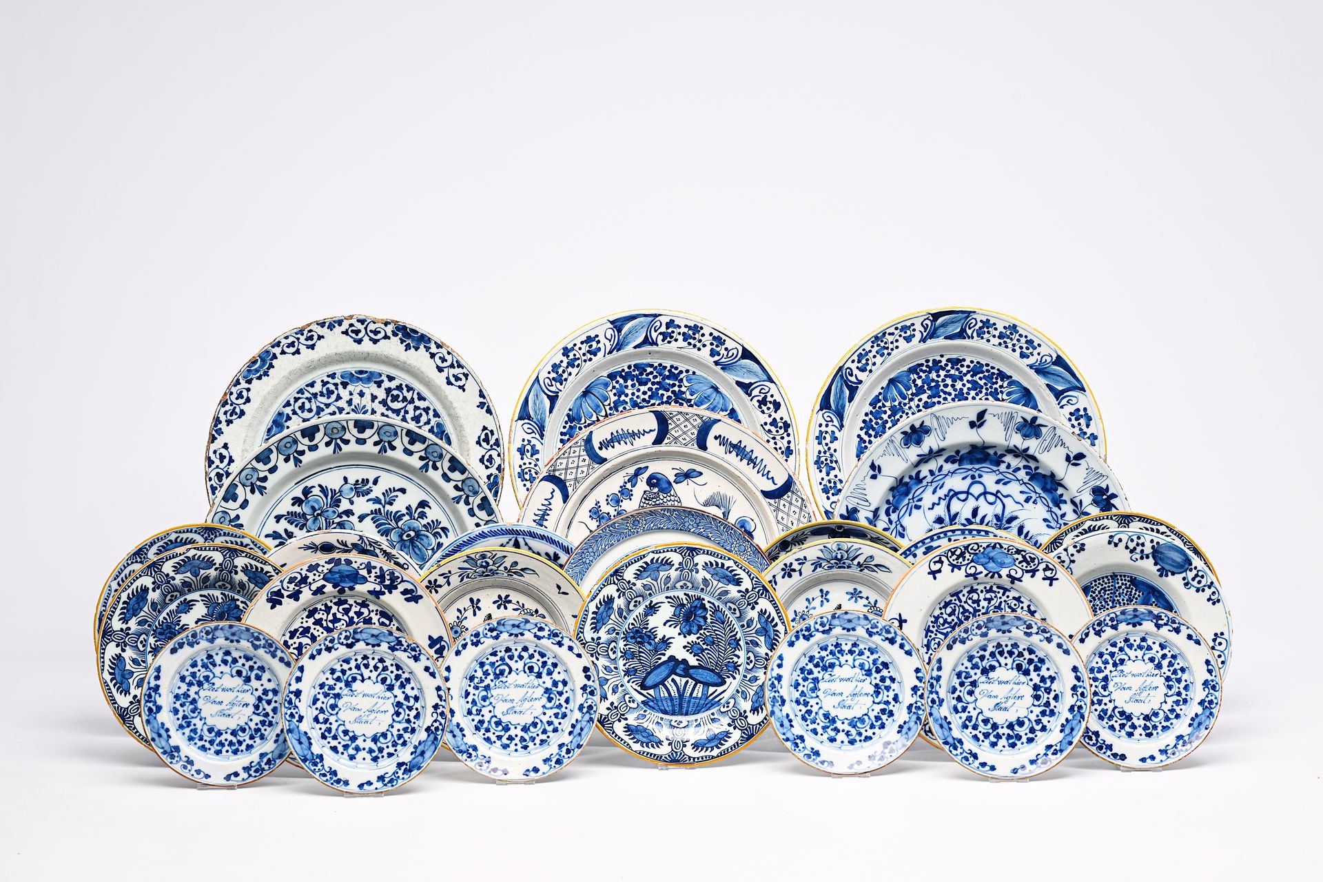 Twenty-six Dutch Delft blue and white dishes and plates, 18th C. Sechsundzwanzig&hellip;