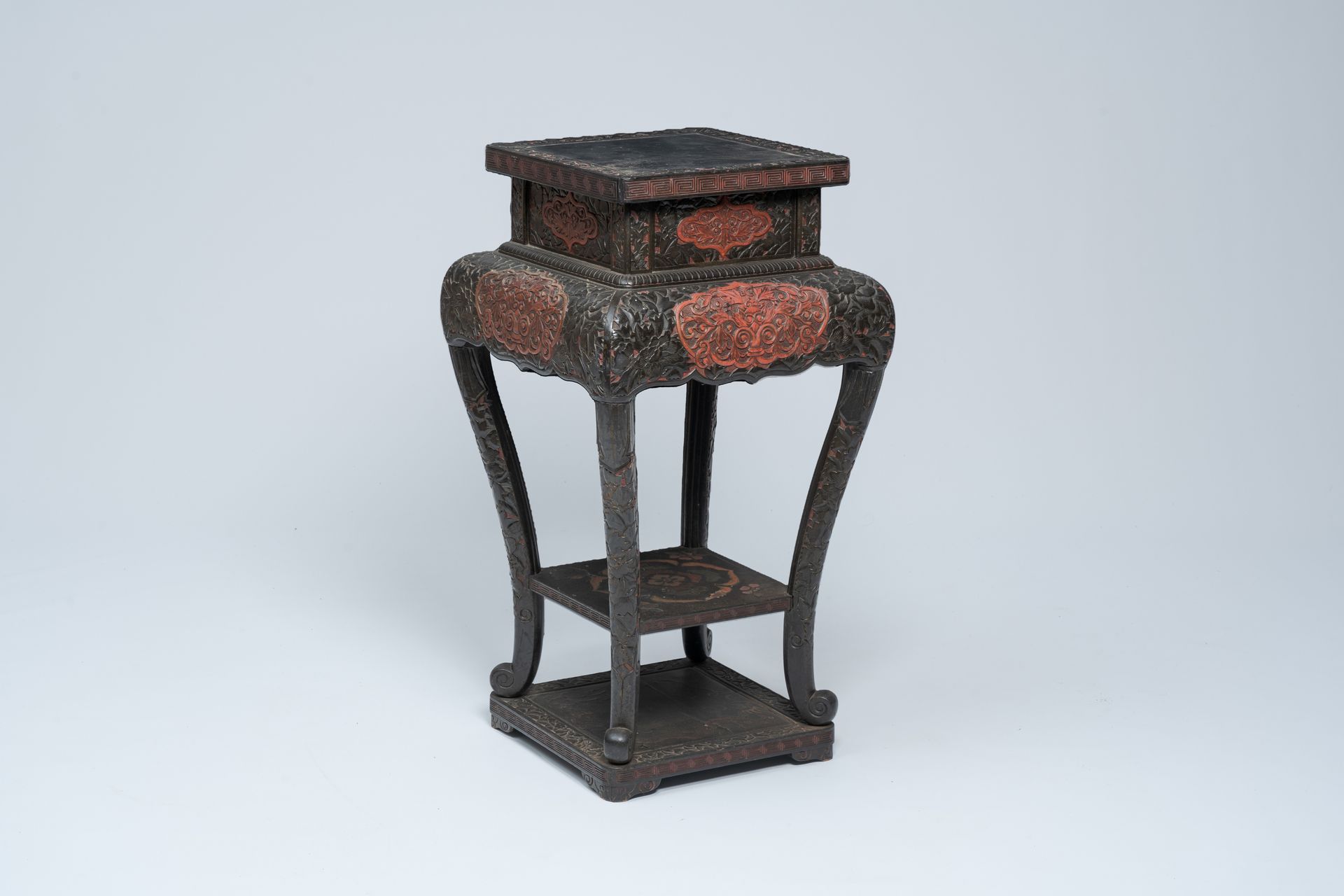 A Japanese red and black lacquered wood stand with floral design, Meiji, 19th/20&hellip;