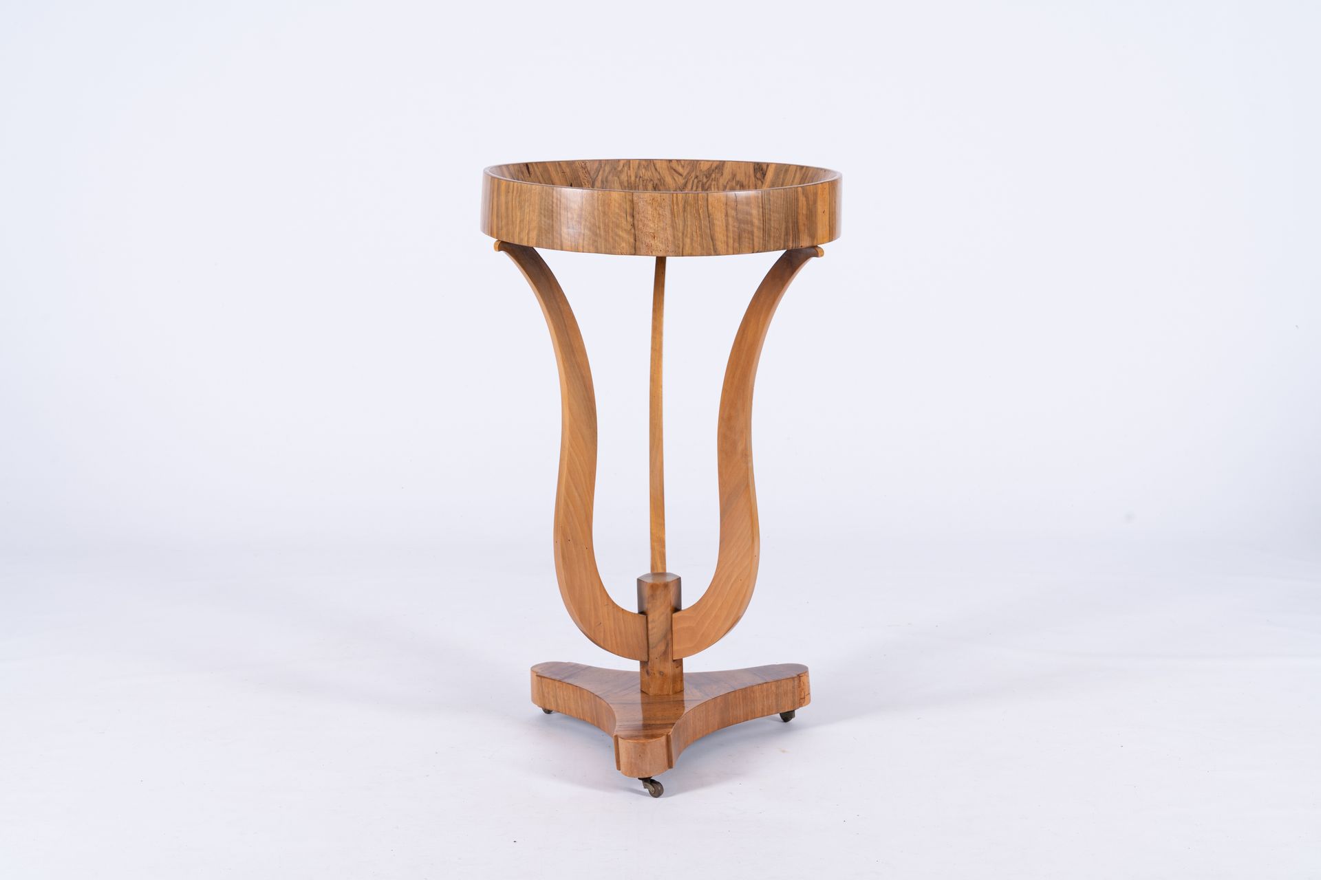 A round wood Art Deco side table or gueridon, 20th C. 装饰艺术风格圆木边桌或gueridon，20世纪。
&hellip;