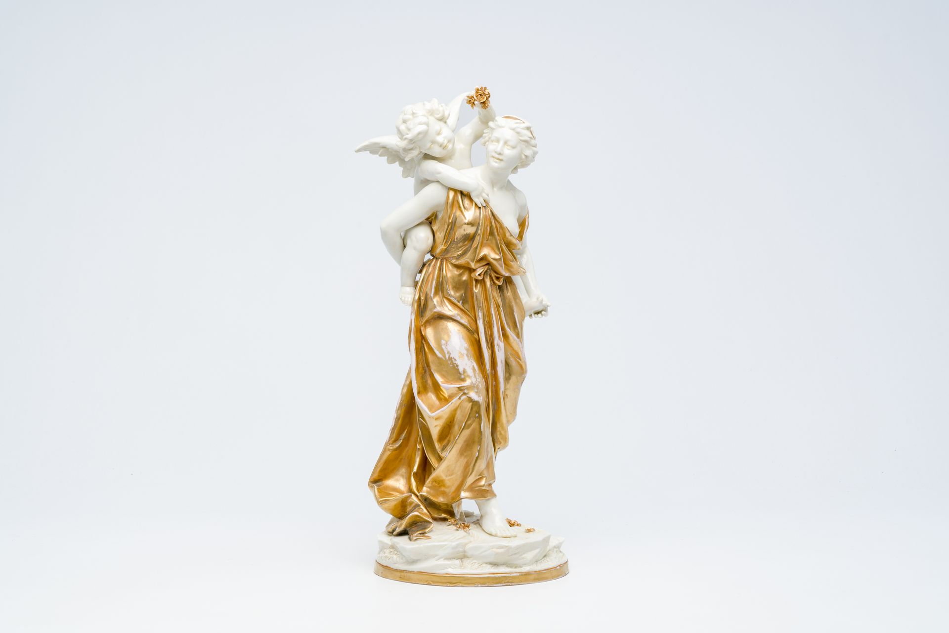 A lady with an angel in partly gilt Capodimonte porcelain, Italy, 20th C. Une da&hellip;