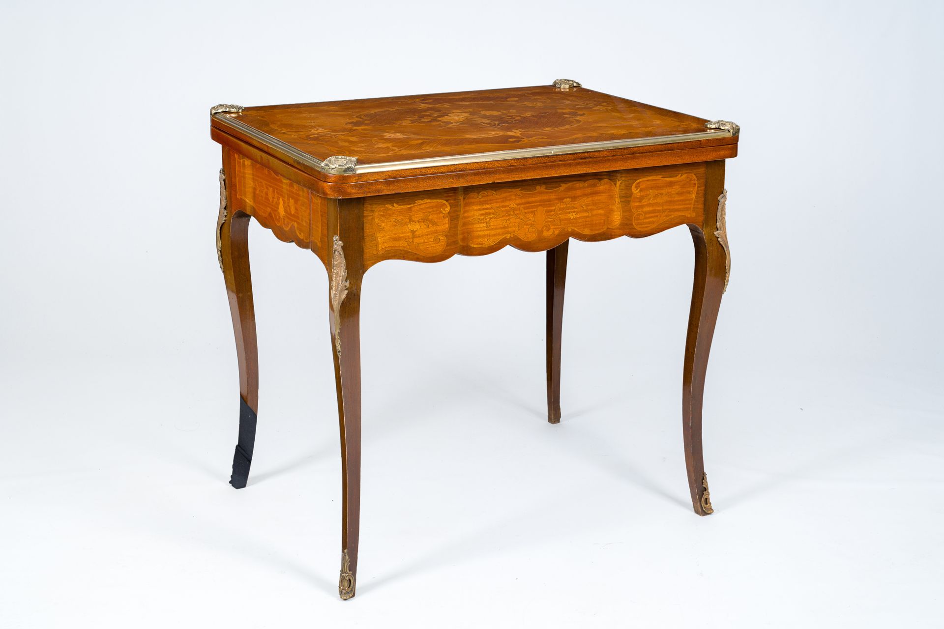 A French bronze mounted wood game table with marquetry top, 19th/20th C. Französ&hellip;